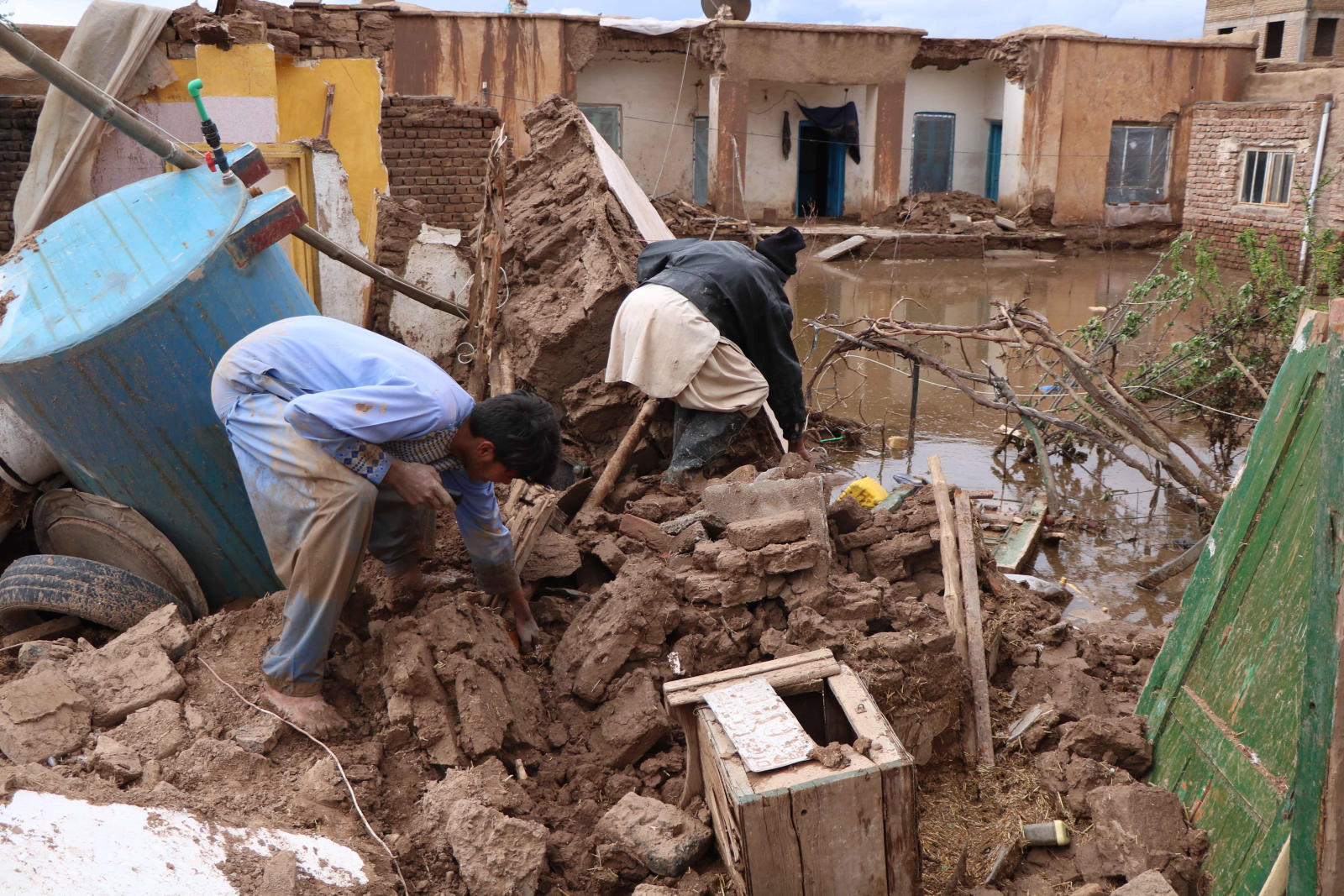 Skutki powodzi w Afganistanie EPA/JALIL REZAYEE
