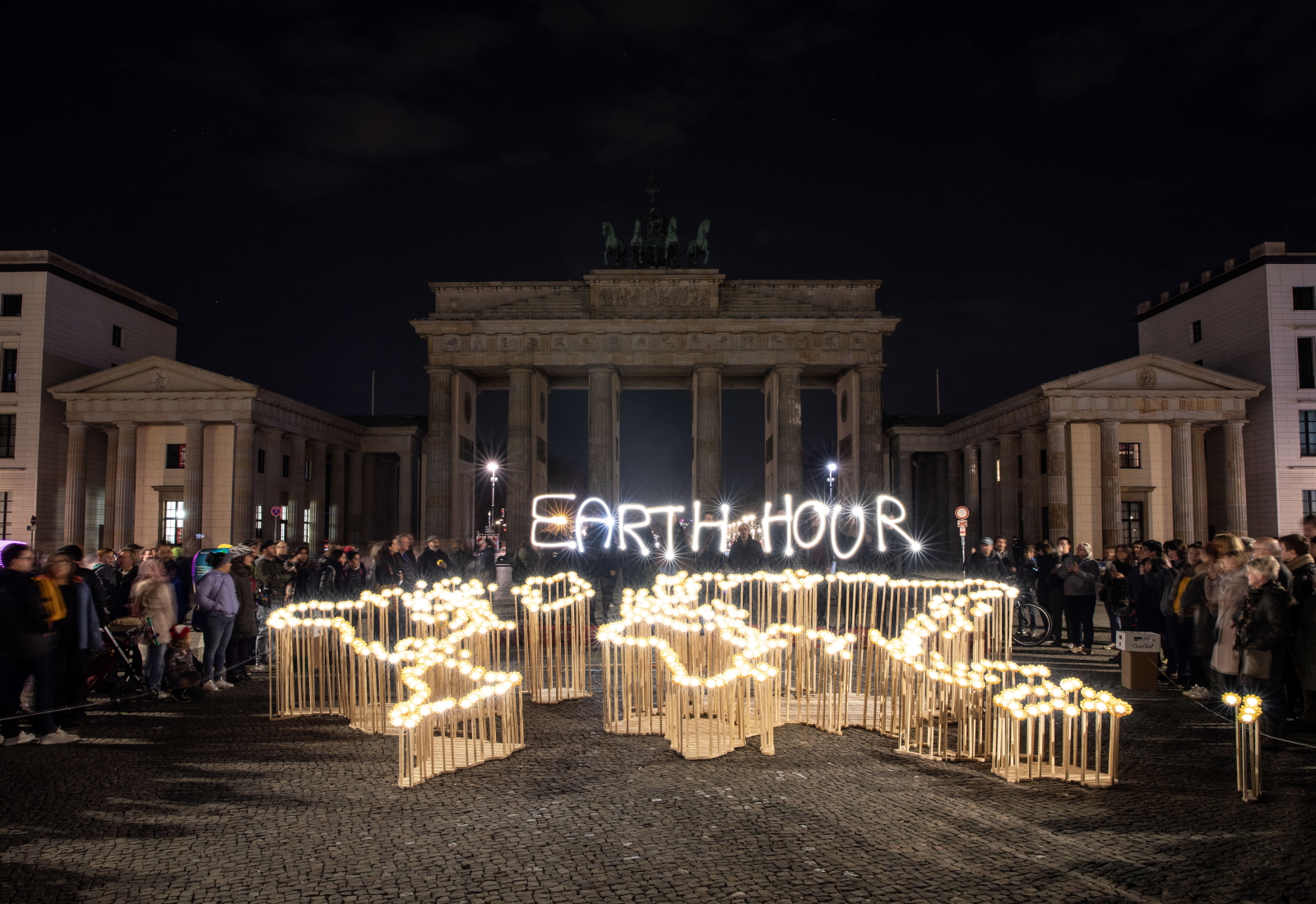 Godzina dla Ziemi w Berlinie. Fot. 	PAP/EPA/OMER MESSINGER