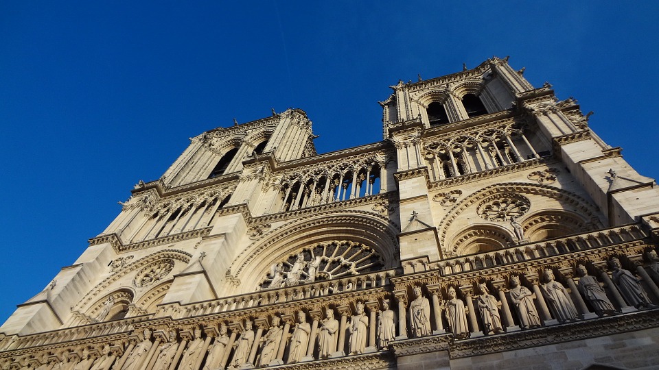 reconstruction de la cathédrale Notre-Dame selon les plans, ouverture en 2024.