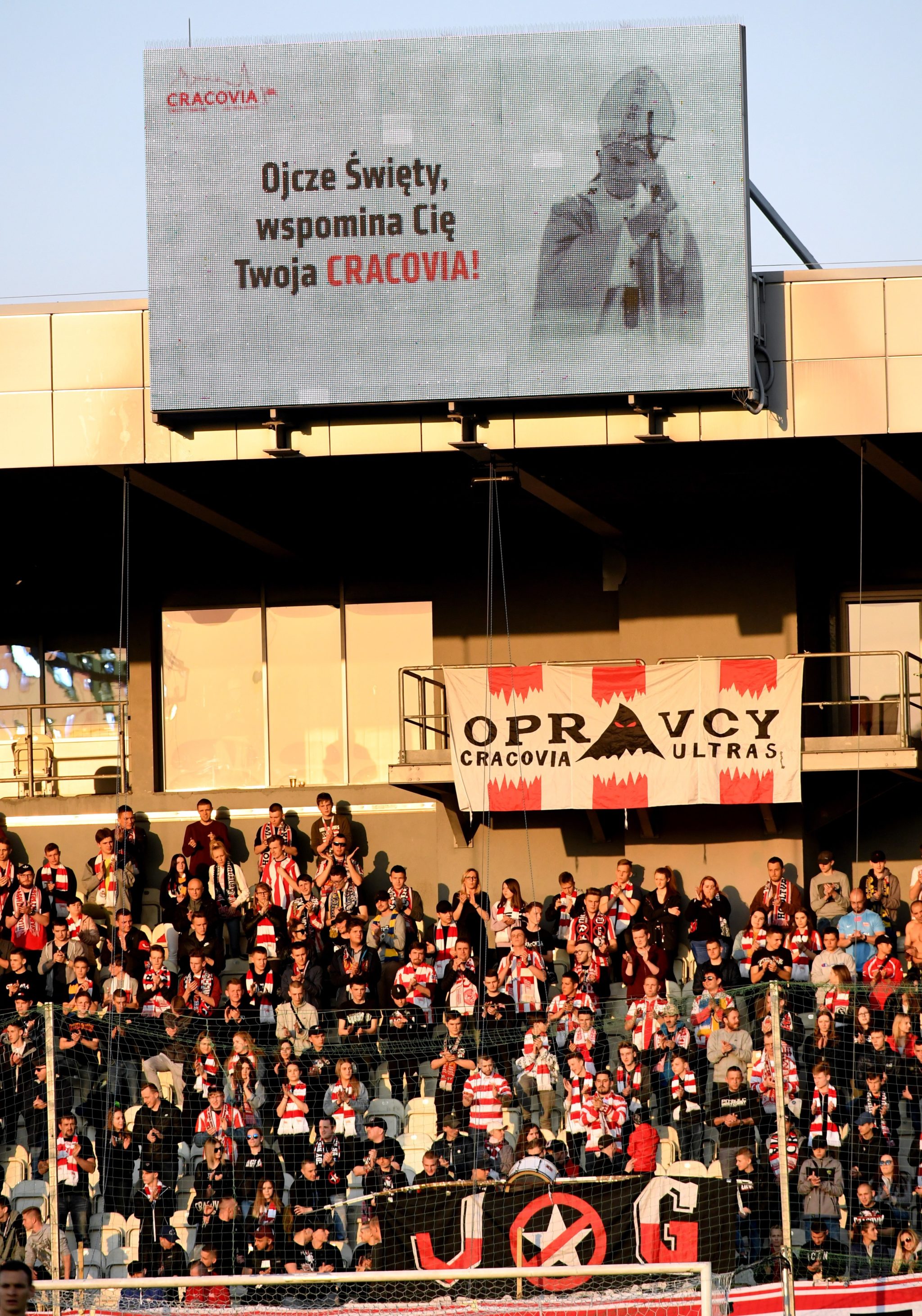 Kibice Cracovii podczas meczu piłkarskiej Ekstraklasy z Koroną Kielce, fot. Jacek Bednarczyk, PAP