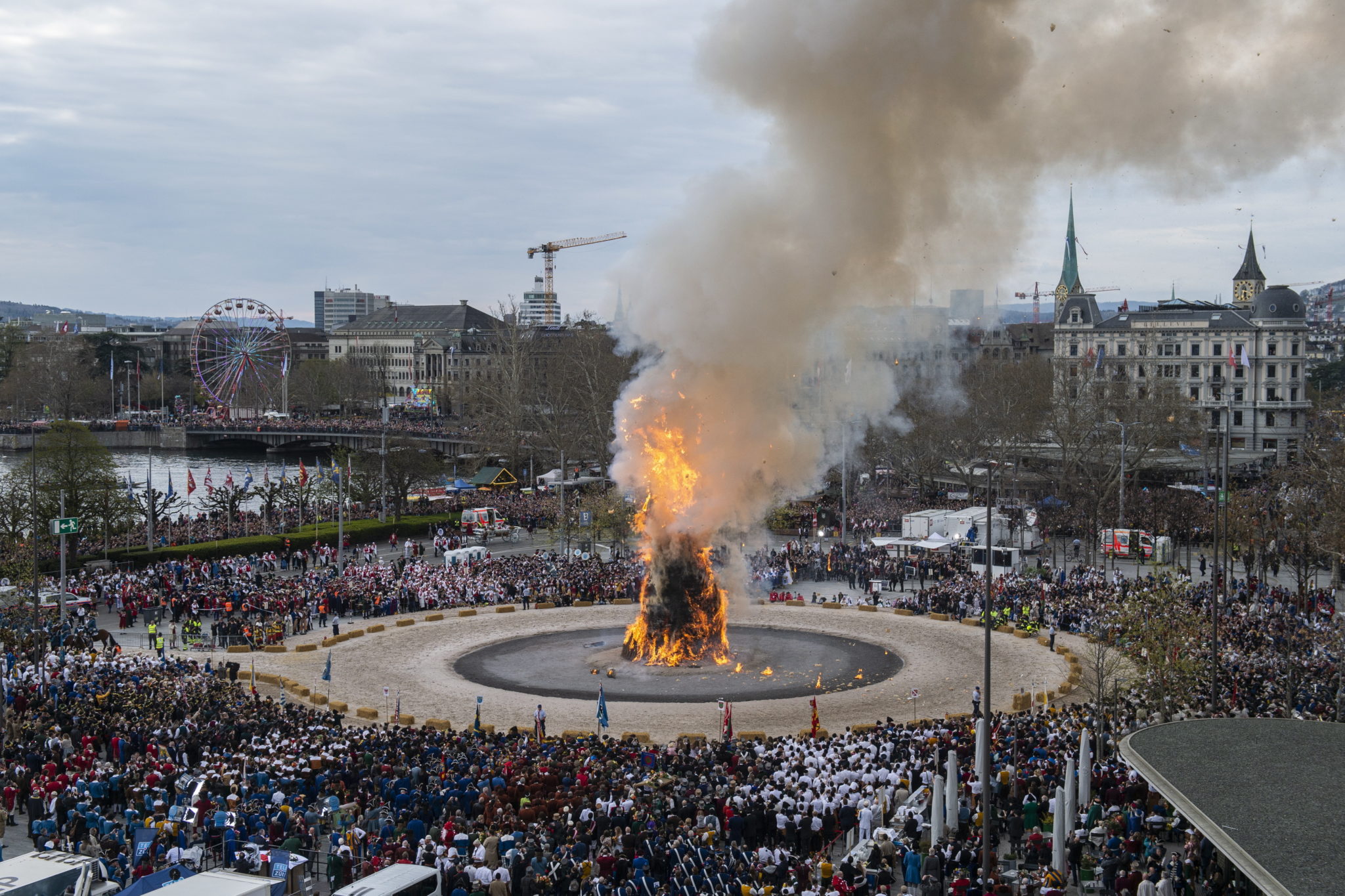 Zurych: spalenie „Boeoegg” - symboliczny bałwan, to tradycyjne pożegnanie zimy. „Sechselaeuten”, czyli: „dzwonek z szóstej godziny” - połączone jest z festiwalem i paradą, fot. ENNIO LEANZA, PAP/EPA 