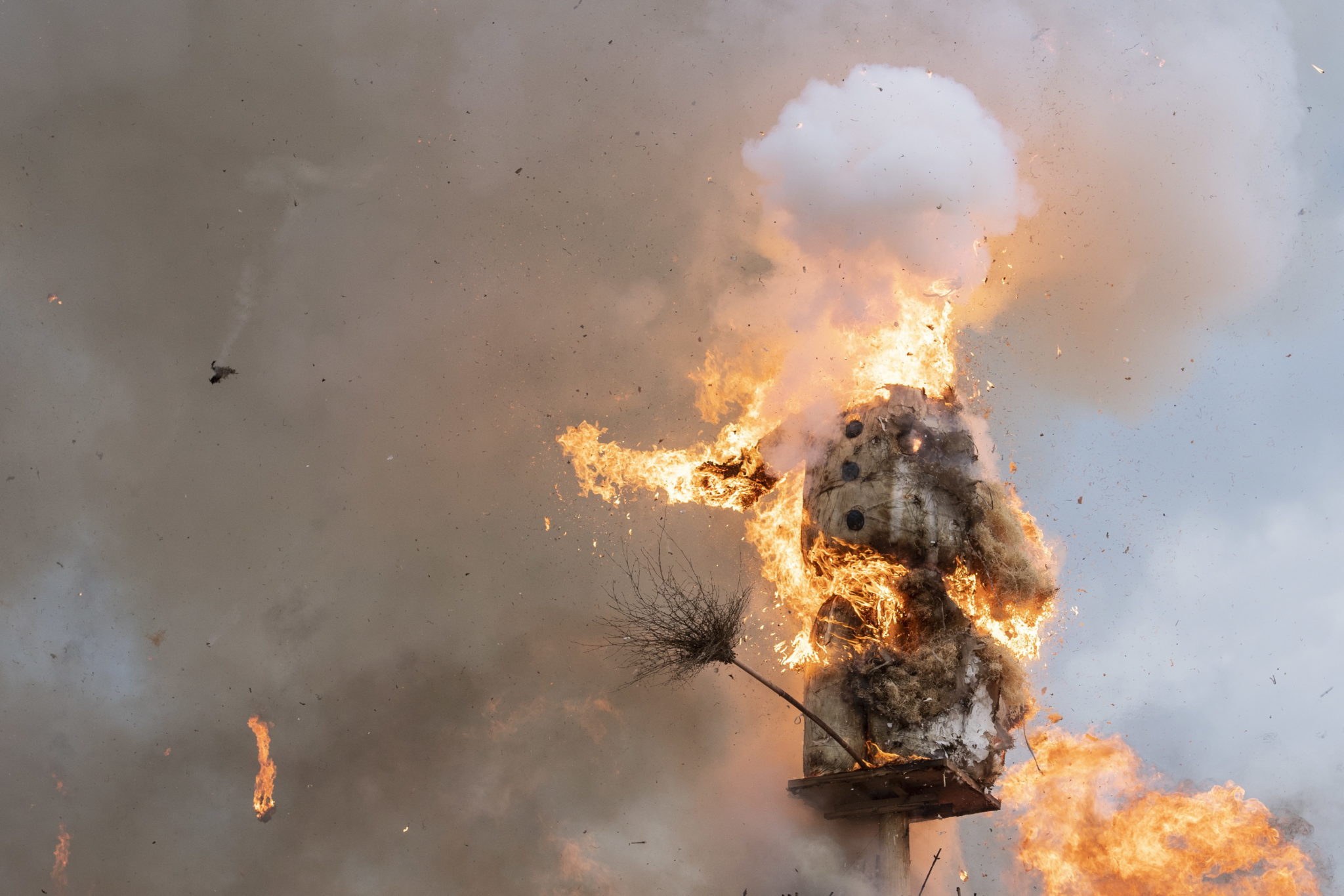 Szwajcaria: Zurych: spalenie „Boeoegg” - symboliczny bałwan, to tradycyjne pożegnanie zimy. „Sechselaeuten”, czyli: „dzwonek z szóstej godziny” - połączone jest z festiwalem i paradą, fot. ENNIO LEANZA, PAP/EPA 