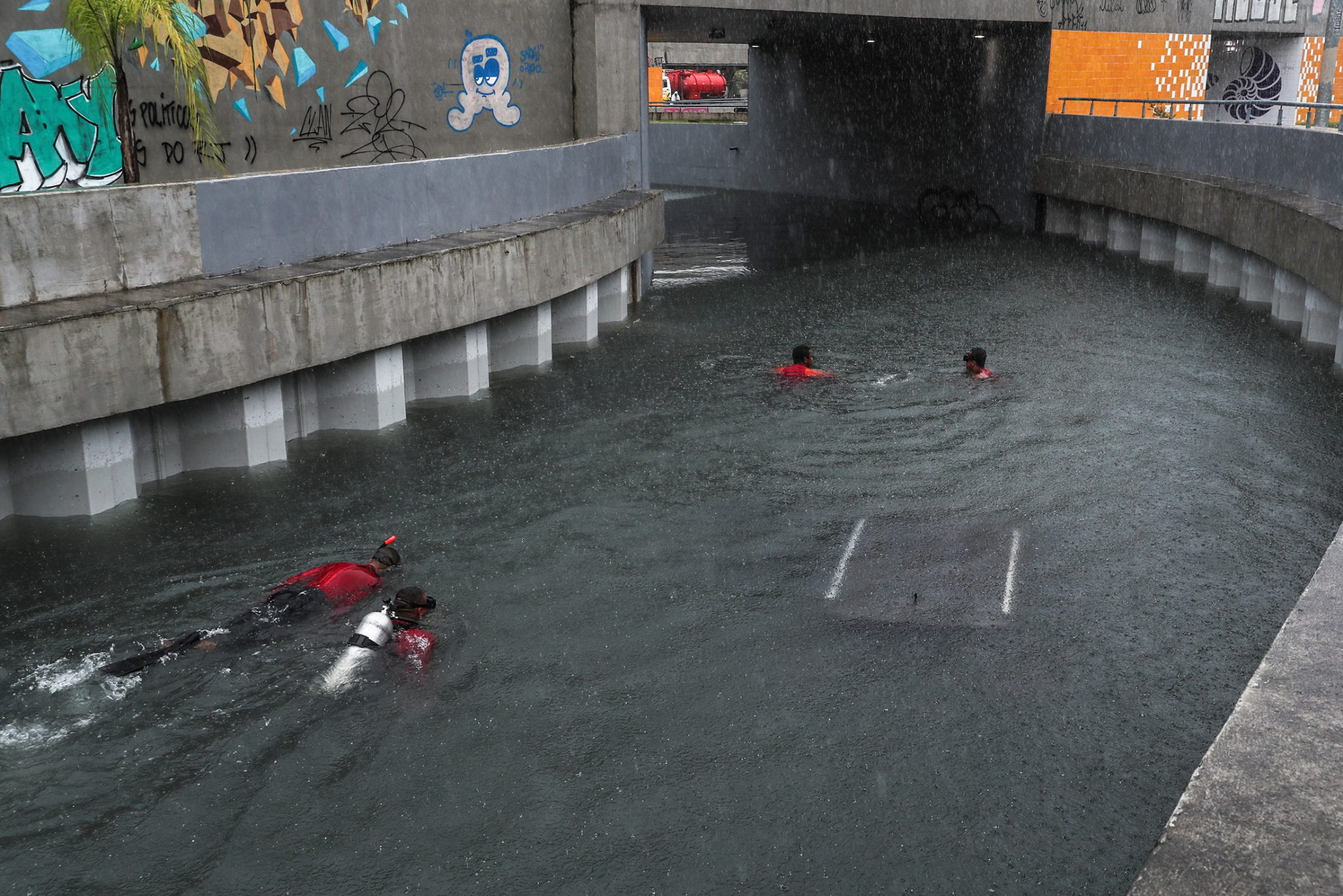 Rio, Brazylia: ulewne deszcze, strażacy pracują w zalanym podziemnym tunelu w Barra de Tijuca, fot. PAP/EPA 