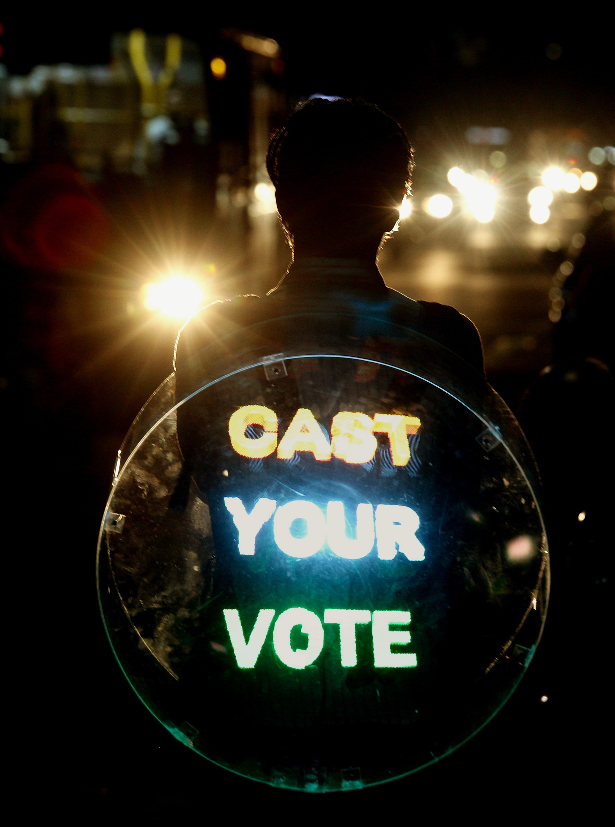 Indie: plecak z holograficznym wyświetlaczem i napisem „ZATRZYMAJ SWOJE GŁOSOWANIE”, w czasie kampanii wyborczej w Bangalore. Wieloetapowe wybory parlamentarne w Indiach rozpozczną się w czwartek, fot. JAGADEESH NV, PAP/EPA 