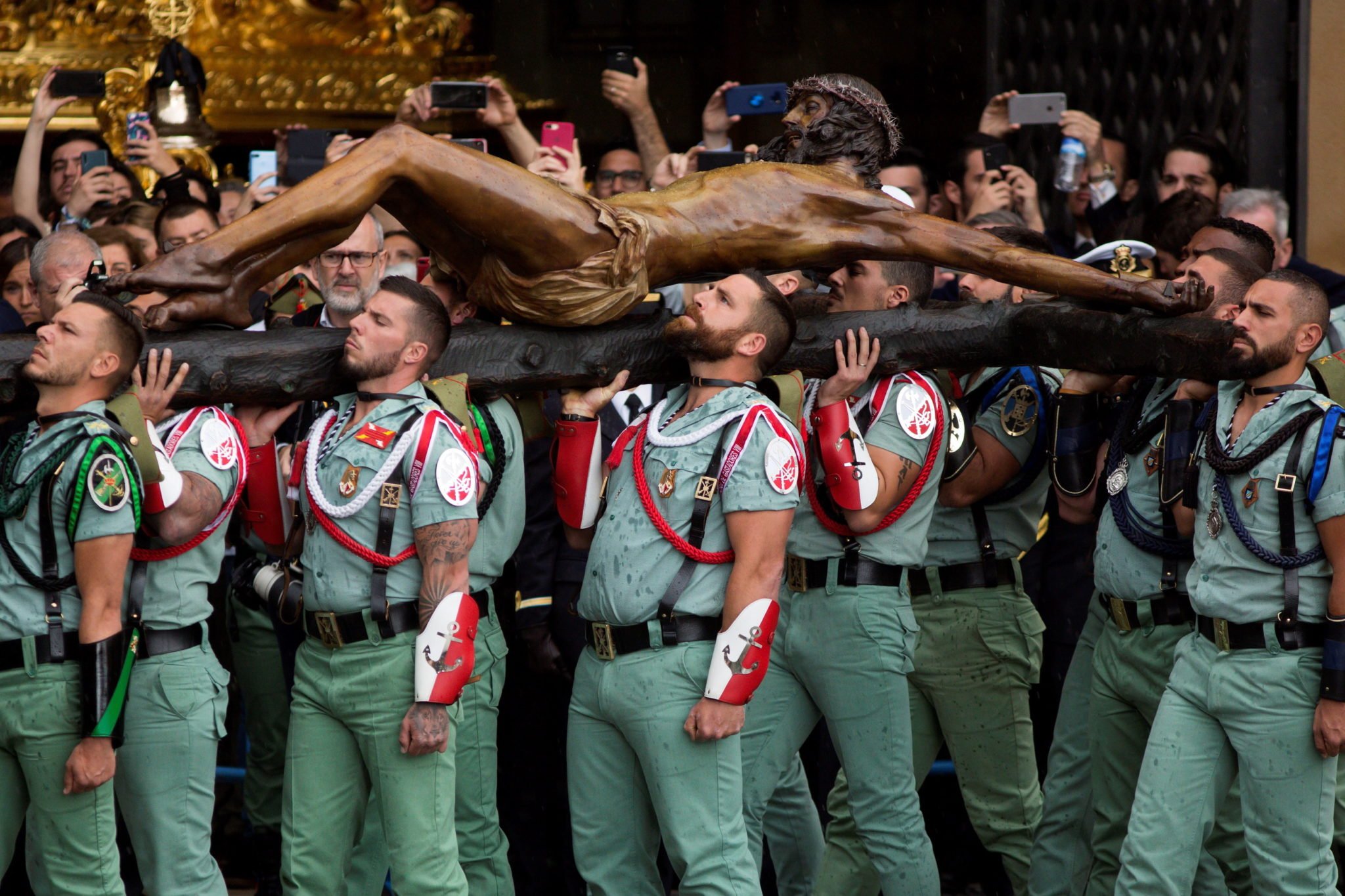 Malaga: legioniści niosą Chrystusa Dobrej Śmierci, fot. Carlos Diaz: PAP/EPA