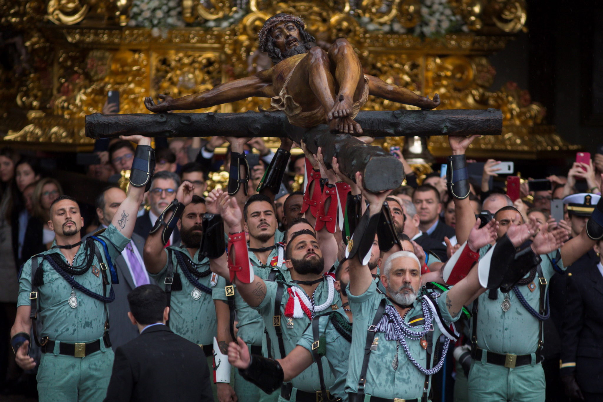 Malaga: legioniści niosą Chrystusa Dobrej Śmierci, fot. Carlos Diaz: PAP/EPA