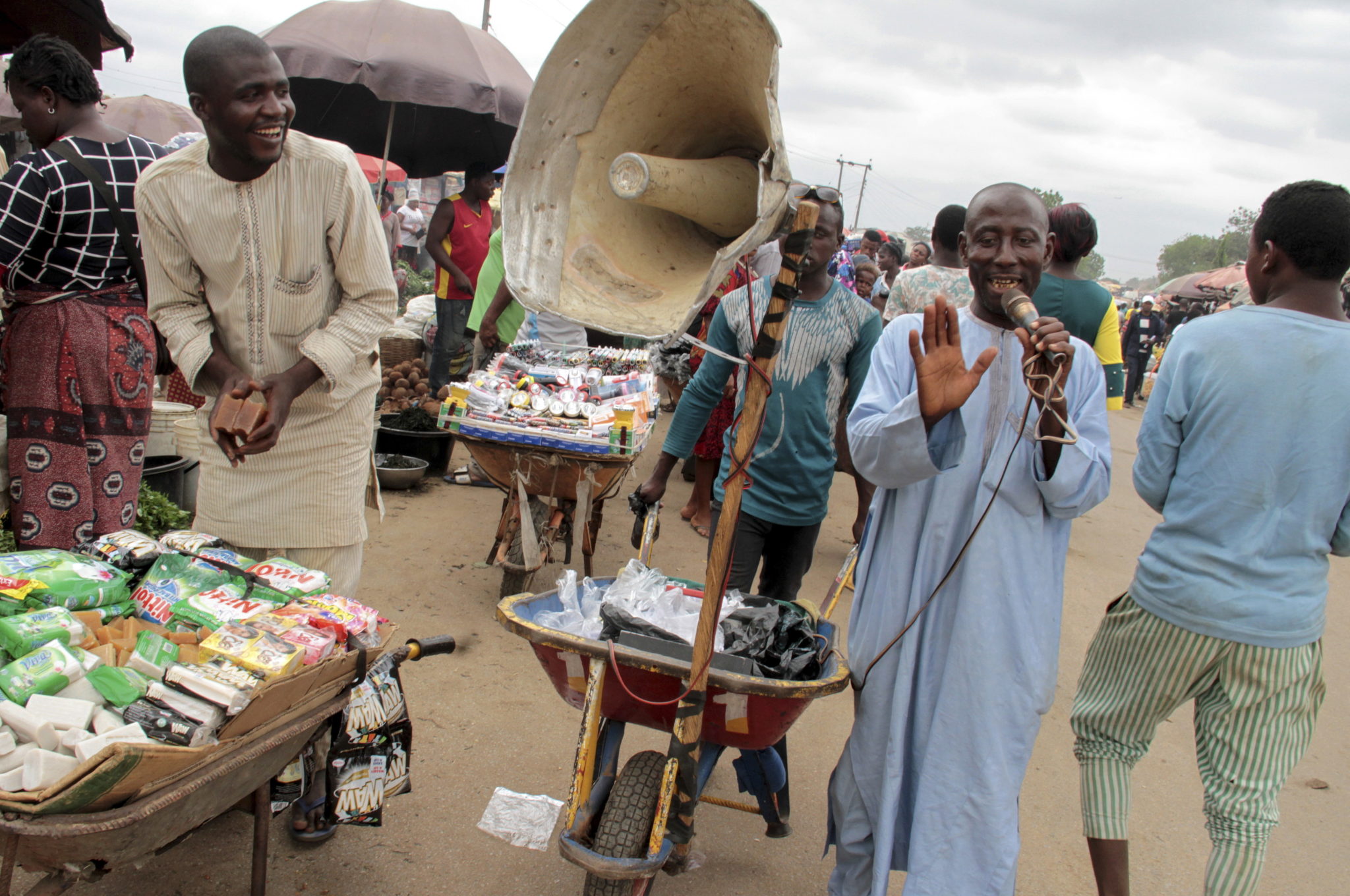 Nigeria, Abudża: sprzedaż produktów medycyny tradycyjnej na targu Karimu w Abudży, fot. GEORGE ESIRI , PAP/EPA
