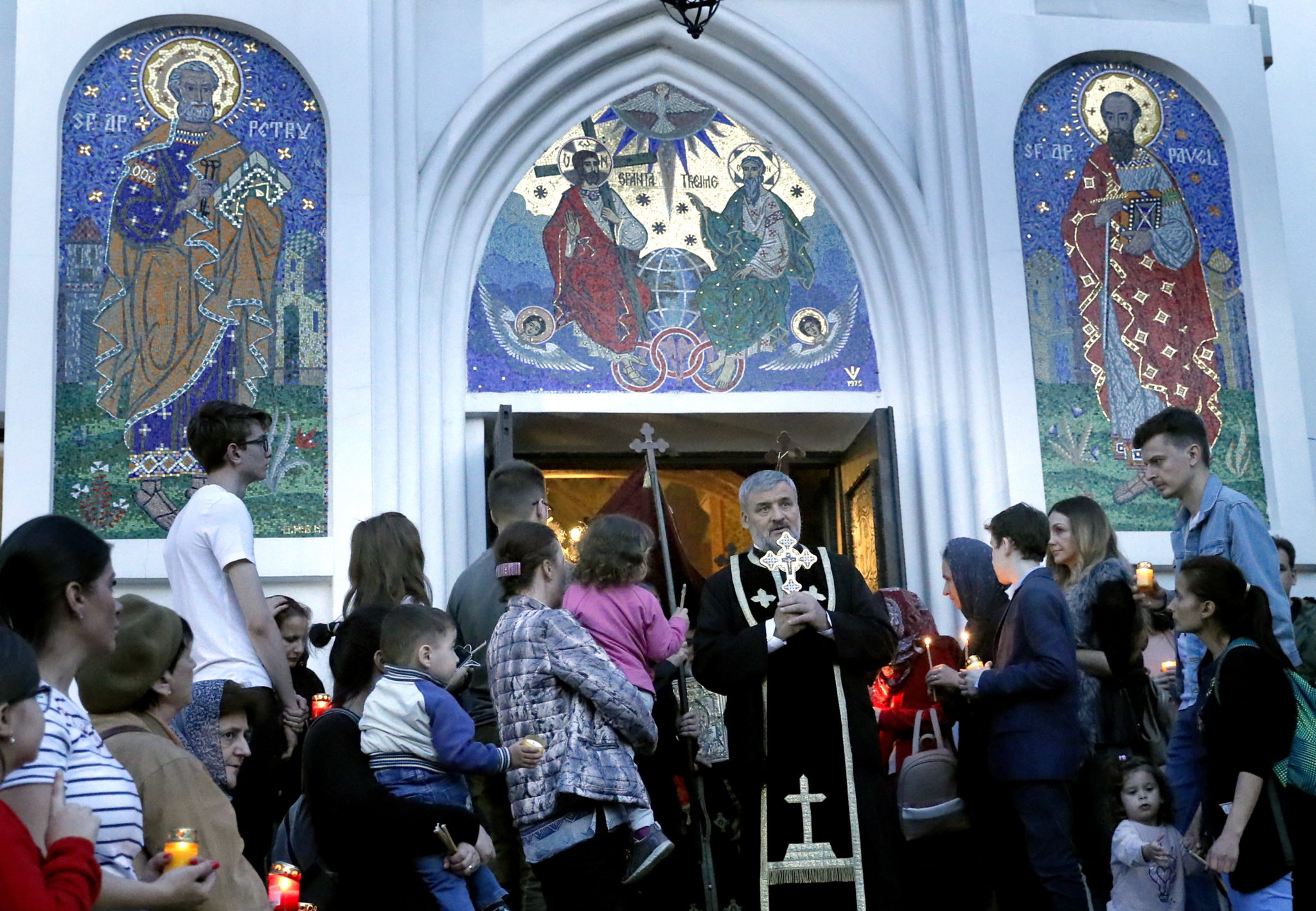Rumunia, Bukareszt: wyznawcy prawosławia obchodzą Wielki Piątek, fot. ROBERT GHEMENT, PAP/EPA 
