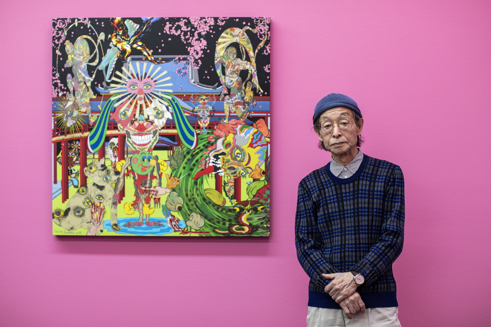 Japoński artysta Keiichi Tanaami pozuje przy swoim dziele, Szwajcaria. Fot. PAP/EPA/ALEXANDRA WEY