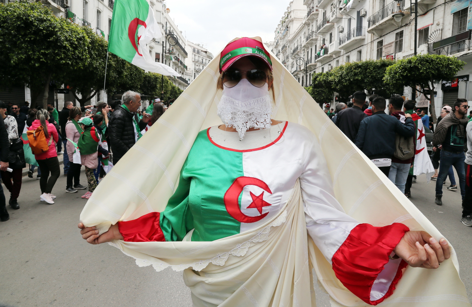 Uczestnik protestu w Algierii. Fot. PAP/EPA/MOHAMED MESSARA