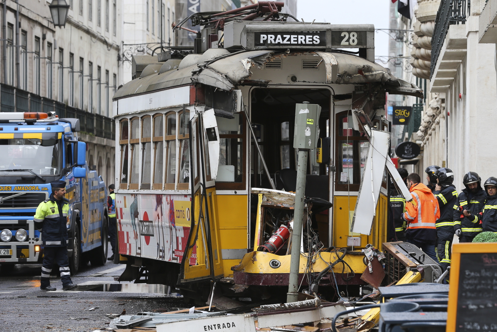 Wypadek tramwajowy w Lizbonie, Portugalia  EPA/MANUEL DE ALMEIDA 