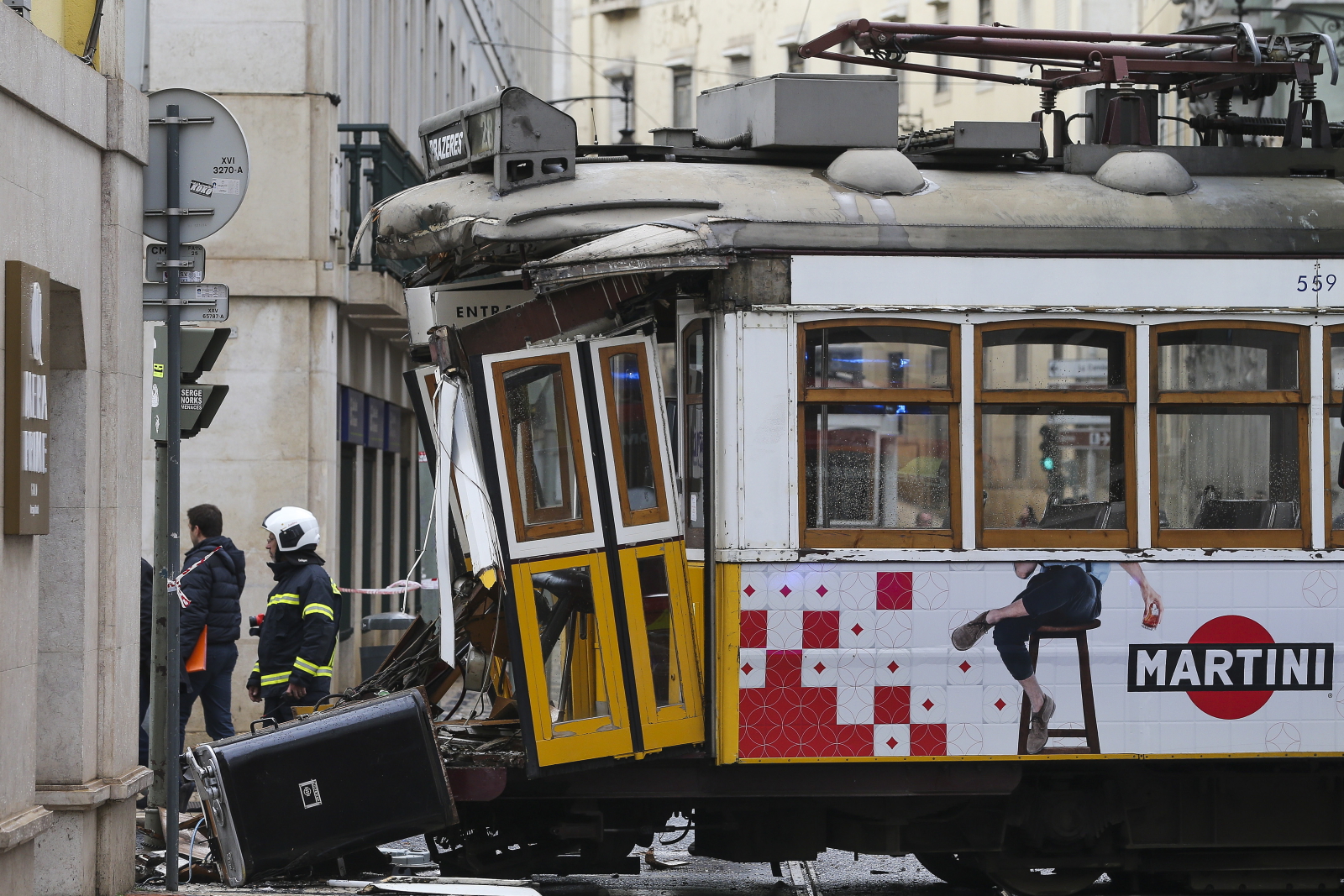 Wypadek tramwajowy w Lizbonie, Portugalia  EPA/MANUEL DE ALMEIDA