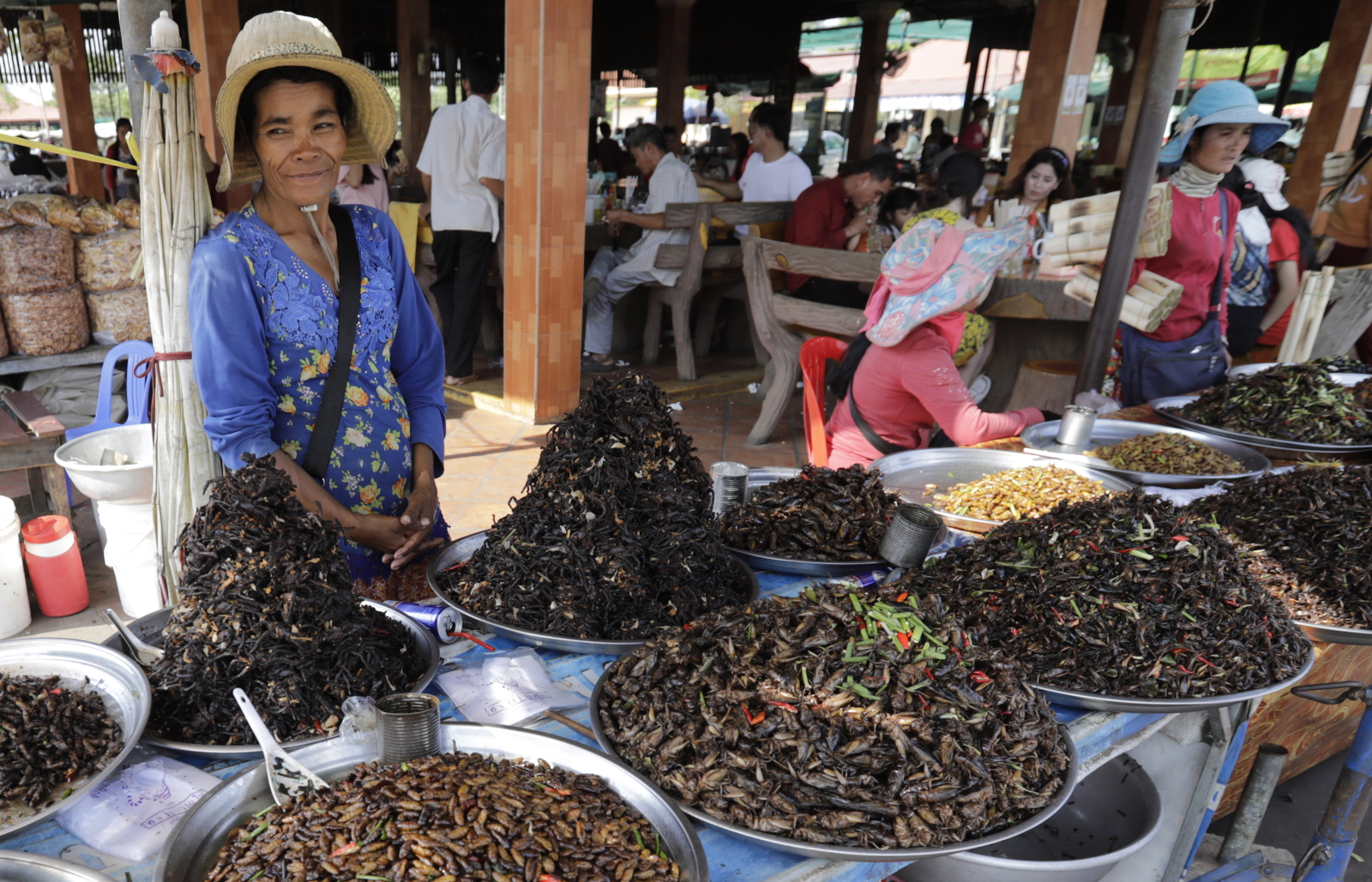 Insekty i pająki - przysmaki na targu w Kambodży. Fot. PAP/EPA/MAK REMISSA