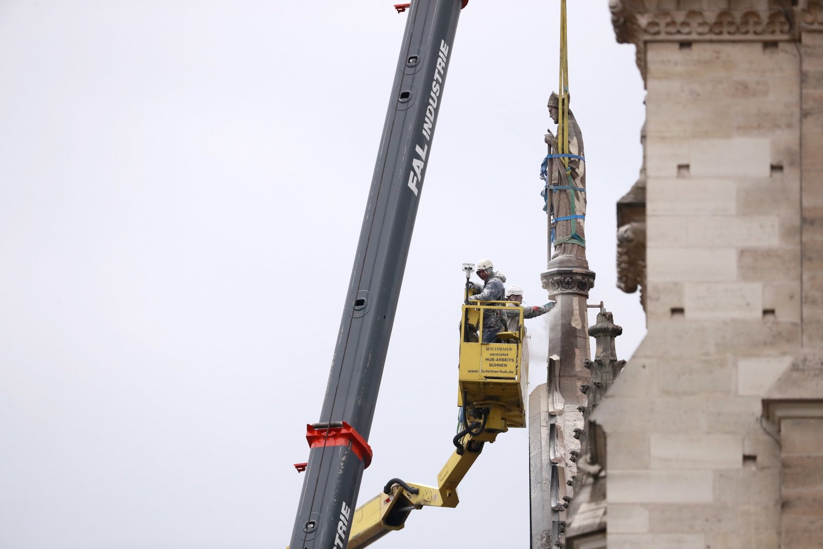 Zabezpieczanie figury Matki Bożej na fasadzie katedry Notre Dame EPA/CHRISTOPHE PETIT TESSON 
