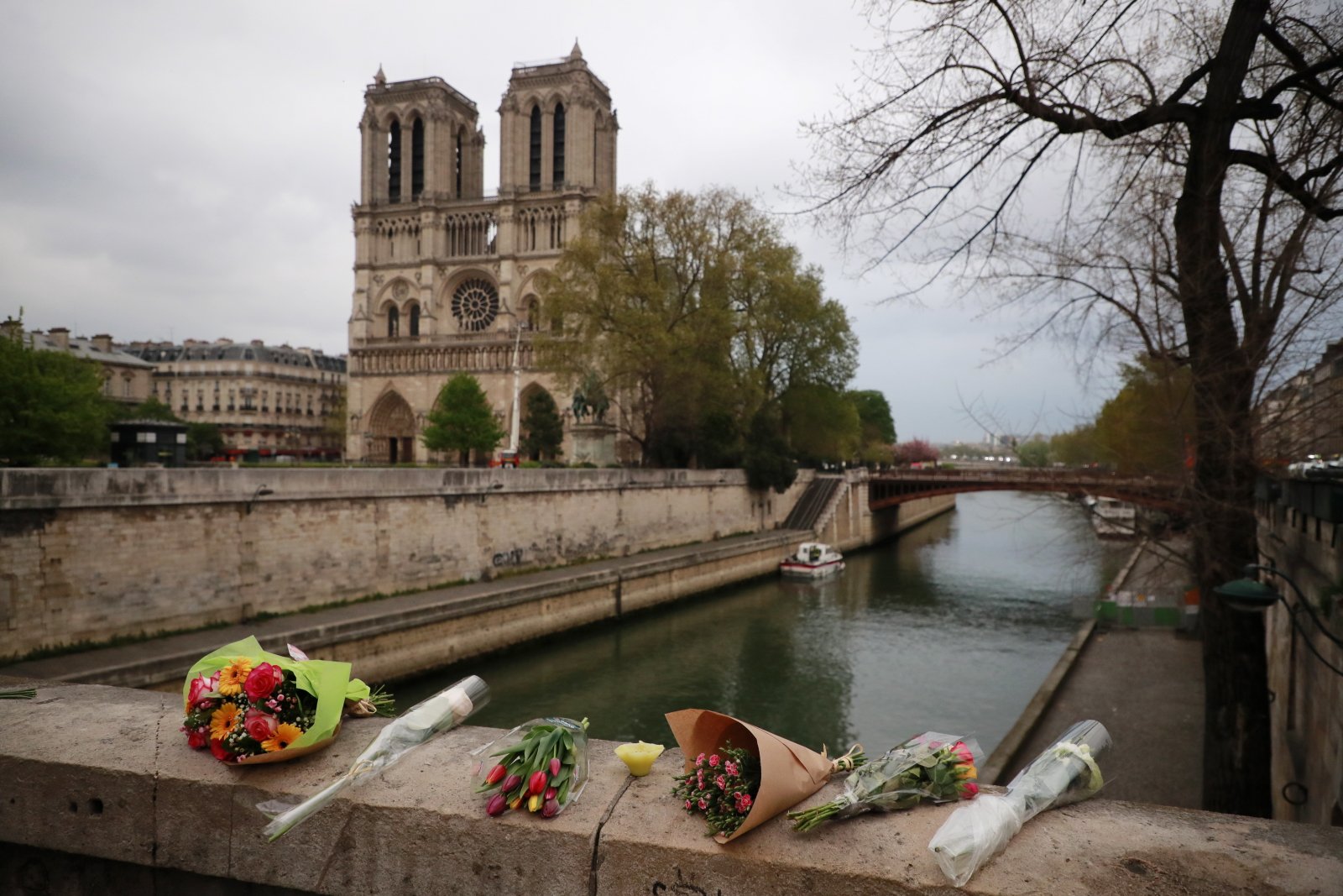 Francja, kwiaty dla Notre Dame EPA/CHRISTOPHE PETIT TESSON 
