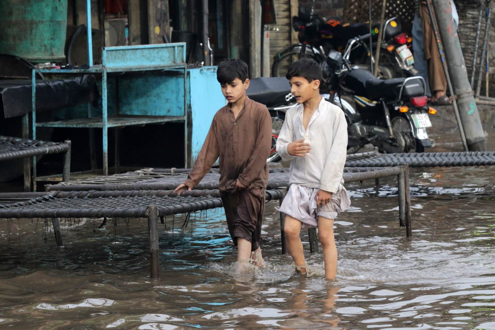 Powodzie w Pakistanie fot. EPA/RAHAT DAR
