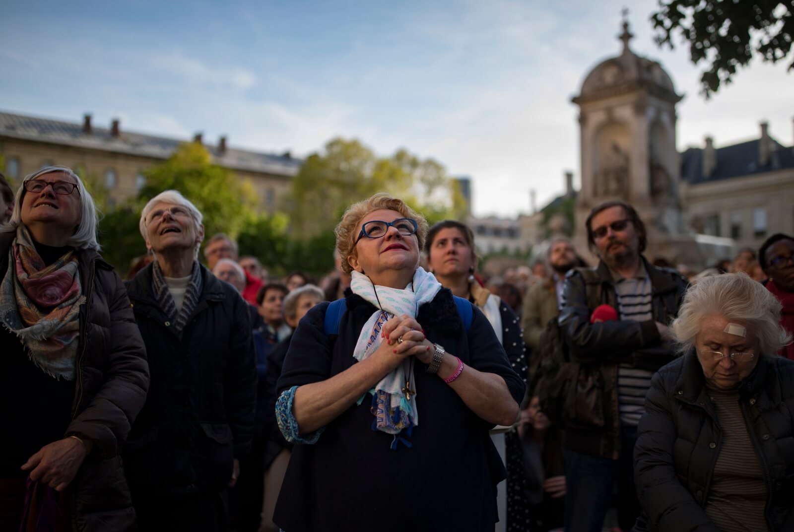 Paryżanie modlą się pod częściowo spaloną katedrą Notre Dame fot. EPA/IAN LANGSDON