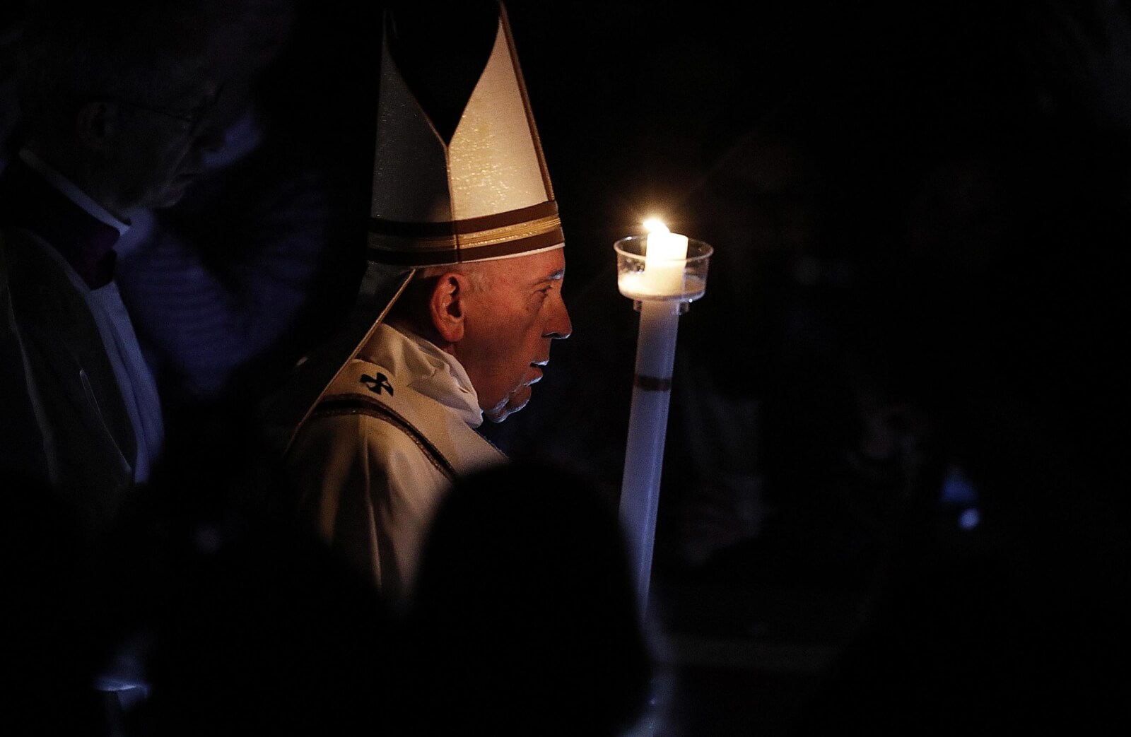 Papież Franciszek podczas wielkosobotniej liturgii fot. EPA/RICCARDO ANTIMIANI 