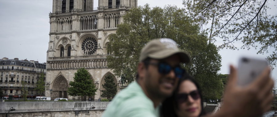 Paryż. Turyści na tle katedry Notre Dame