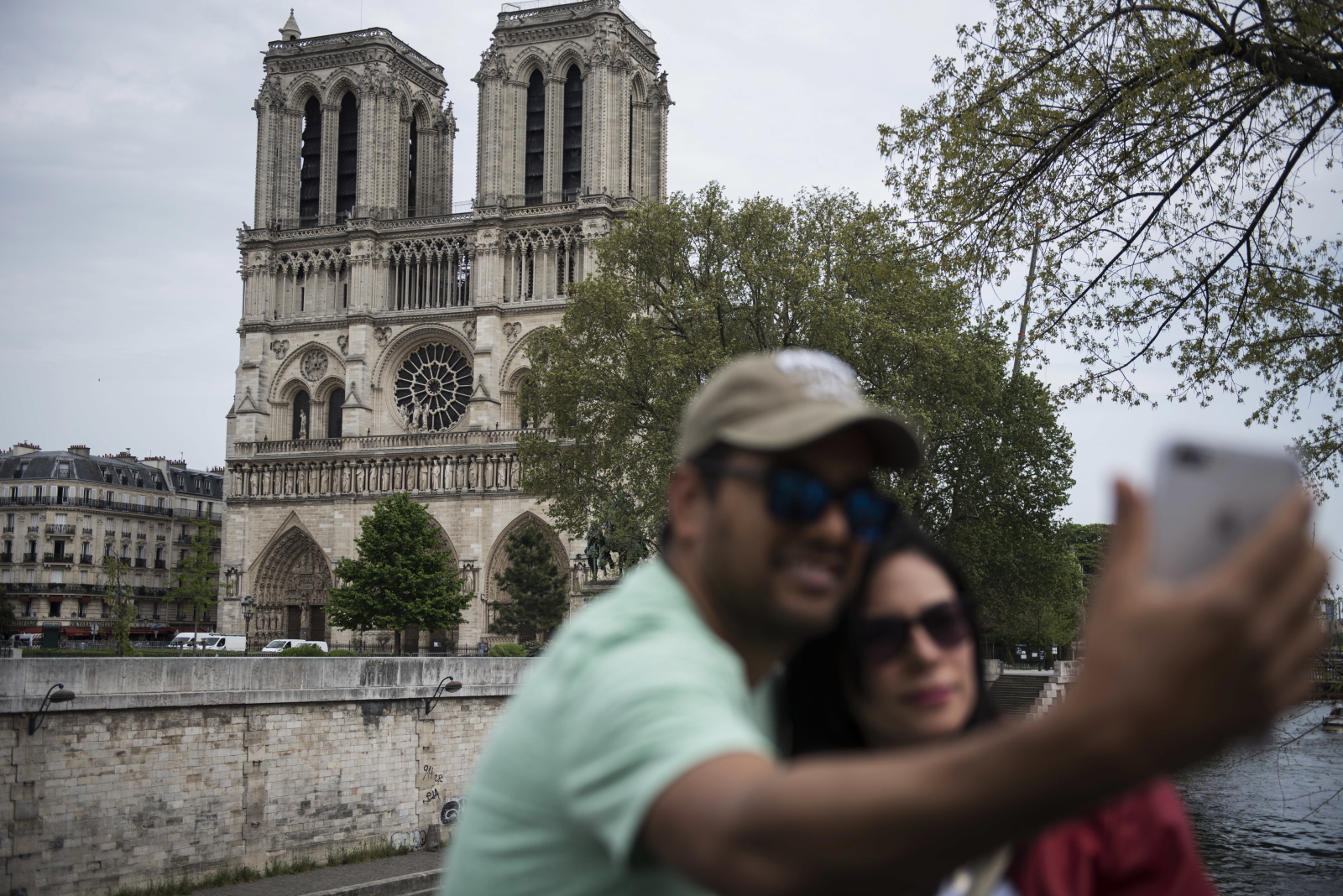 Paryż. Turyści na tle katedry Notre Dame. fot. EPA/Julien de Rosa