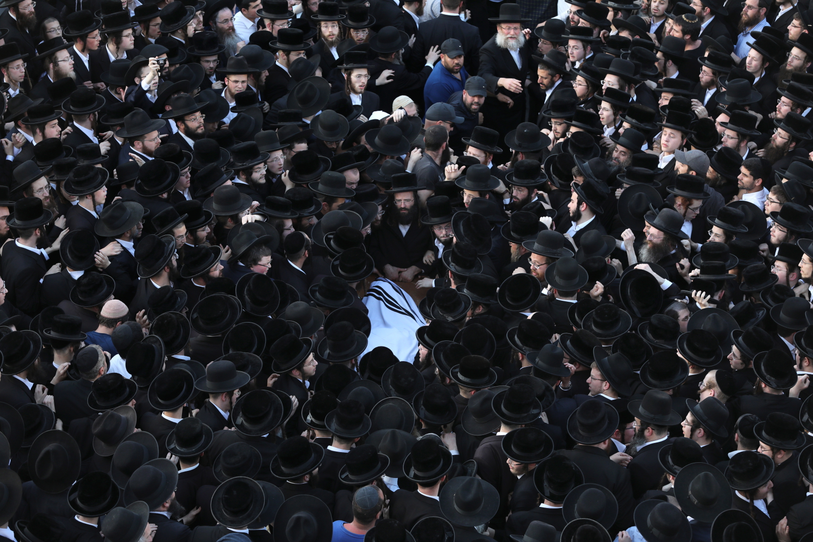 Pogrzeb ocalałego z Holokaustu Menachema Mendla Tauba/EPA / ABIR SULTAN