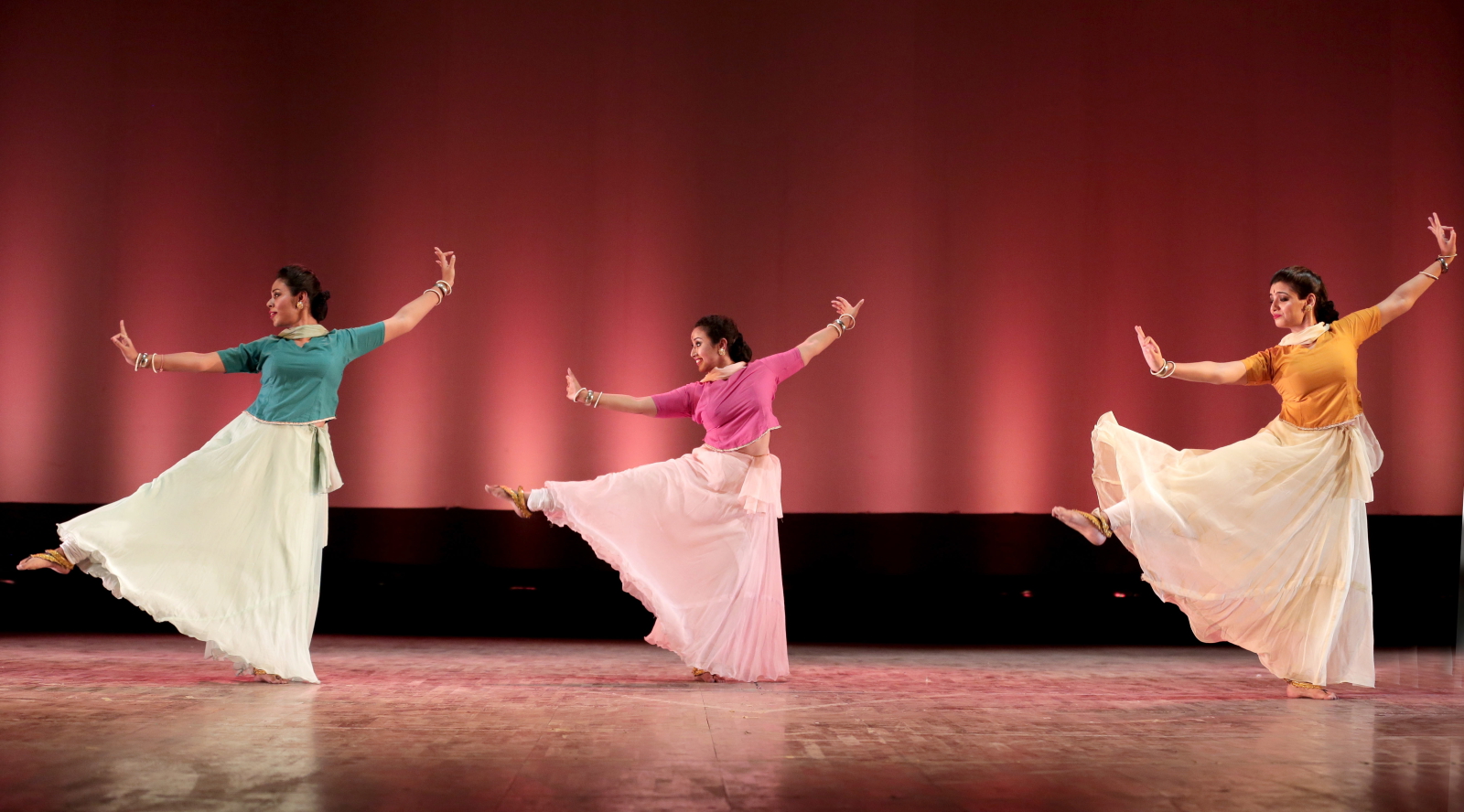 Grupa tancerzy w czasie Światowego Dnia Tańca, Kalkuta, Indie. Fot. EPA/PIYAL ADHIKARY