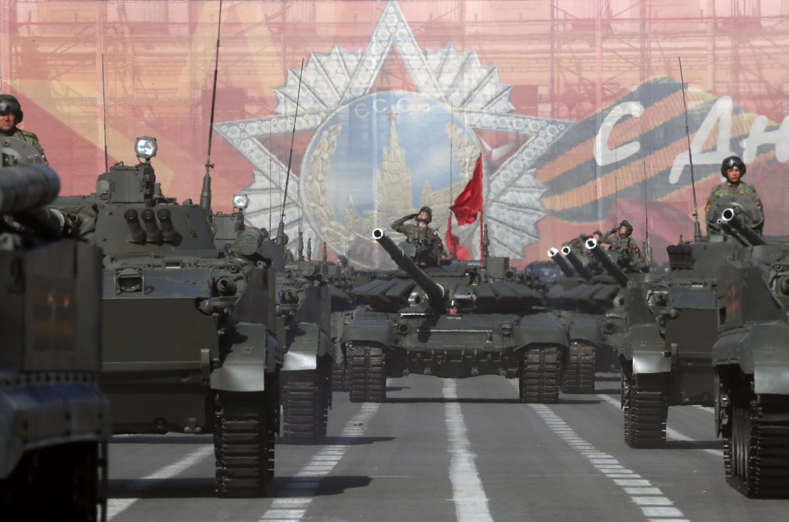 Rosjanie przygotowują się do Parady Zwycięstwa 9 maja upamiętniającej 74 rocznicę zakończenia II wojny światowej, Saint Petersburg. Fot. PAP/EPA/ANATOLY MALTSEV