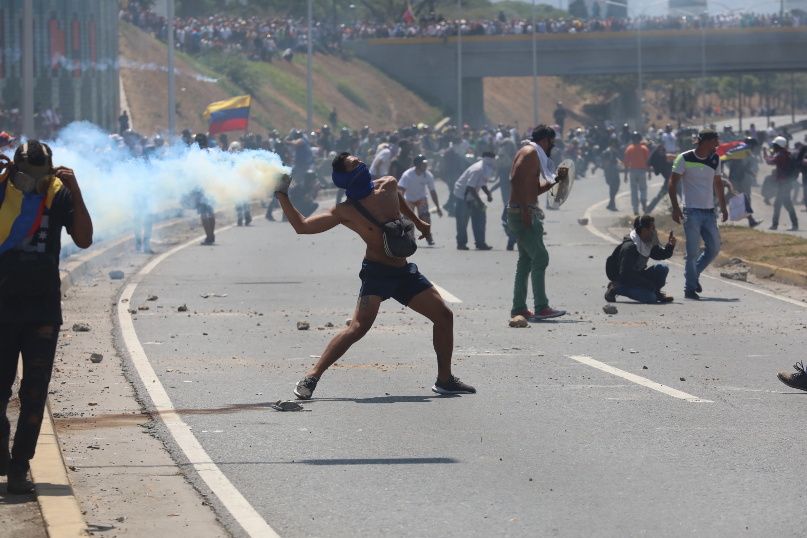Zamieszki w Wenezueli, zwolennicy Juana Guaido wyszli na ulicę. Fot. PAP/EPA/Rayner Pena