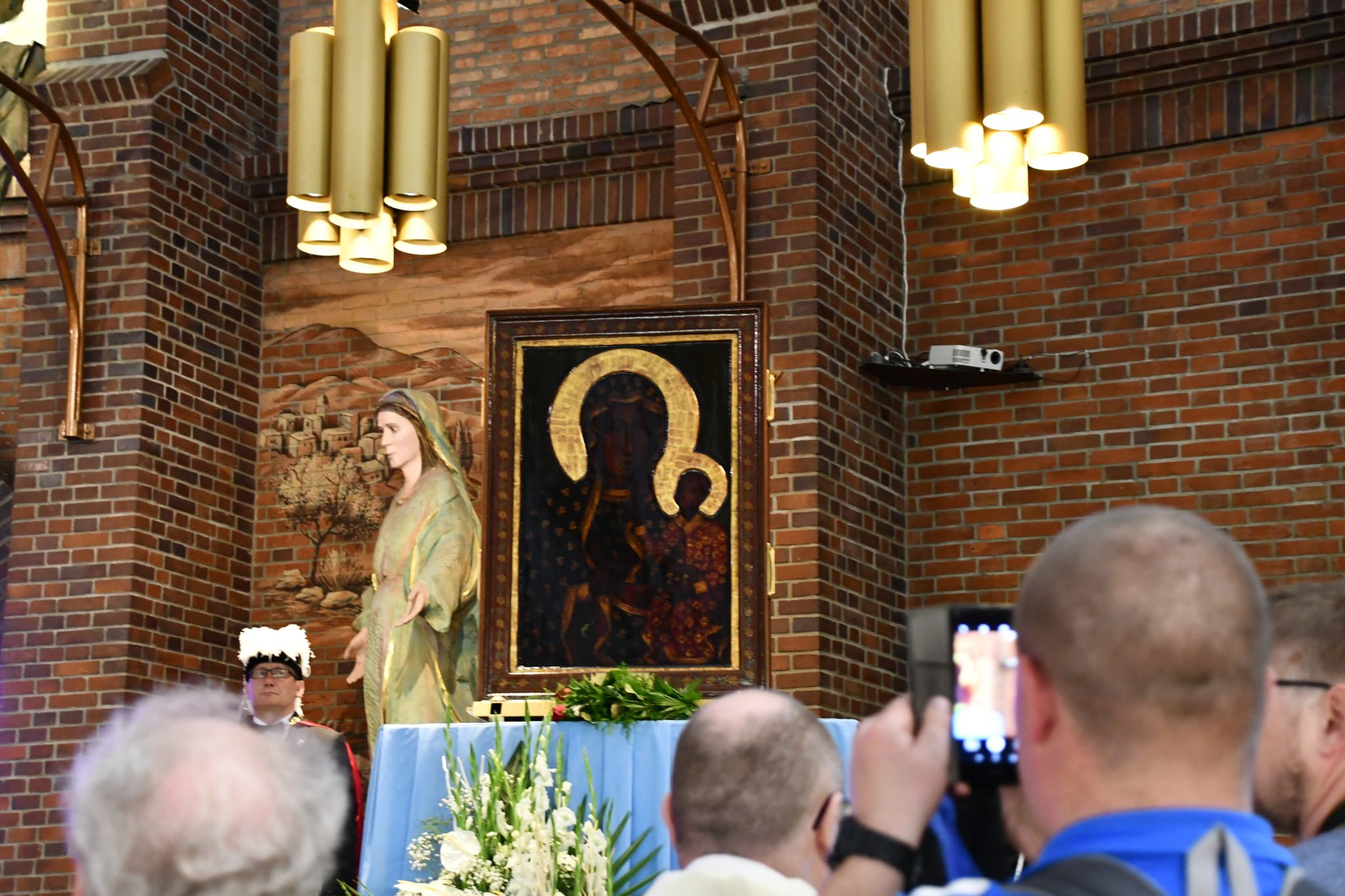 la visite à l’image de la Vierge Marie à Jasna Góra se termine