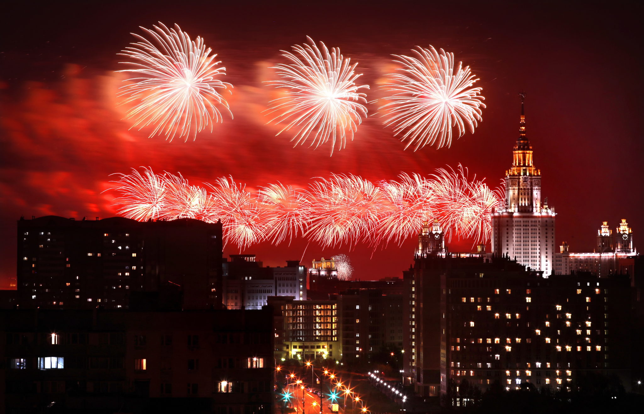 Moskwa: fajerwerki nad budynkiem Uniwersytetu Moskiewskiego. Rosja świętuje 74. rocznicę zwycięstwa w II wojnie światowej nad nazistowskimi Niemcami i ich sojusznikami, fot. YURI KOCHETKOV, PAP/EPA.