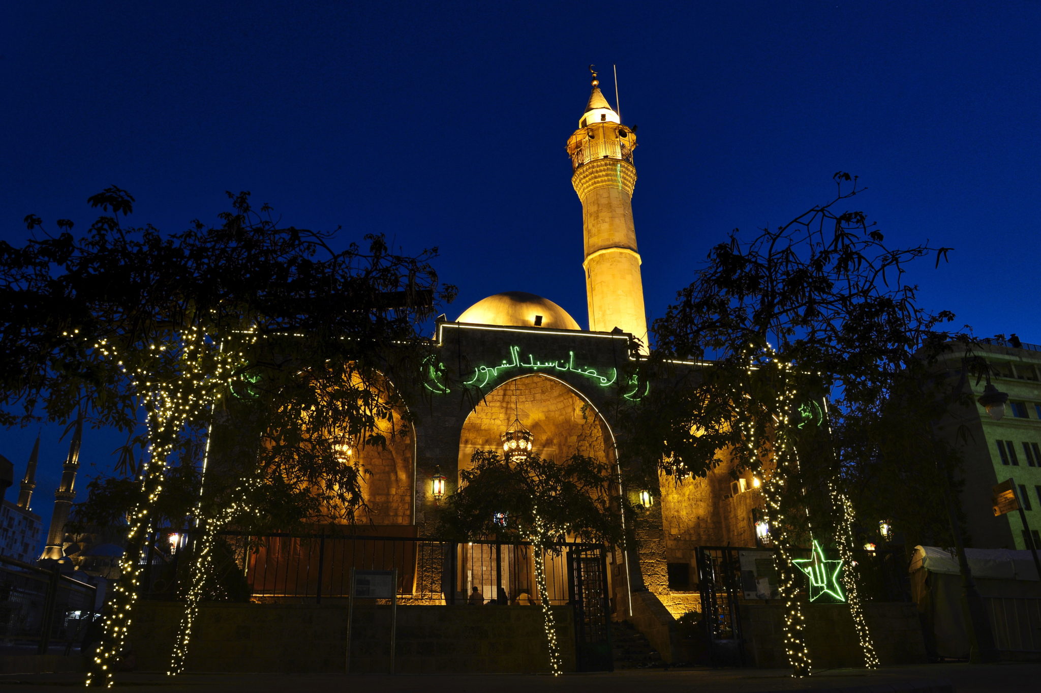 Liban: meczet Księcia Mansoura Assaf oświetlony w casie, gdy muzułmanie obserwują czwartą noc Ramadanu, świętego miesiąca postu; centrum Bejrutu, fot. WAEL HAMZEH, PAP/EPA.