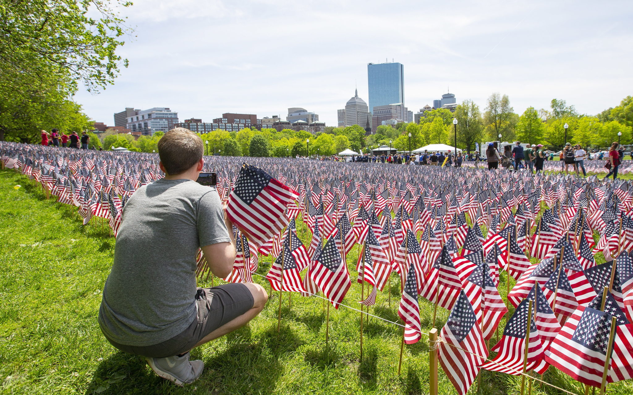 USA: 37 000 flag Stanów Zjednoczonych na Boston Common na pamiątkę nadchodzącego Święta Pamięci w Bostonie, Massachusetts, fot. CJ GUNTHER, EPA.