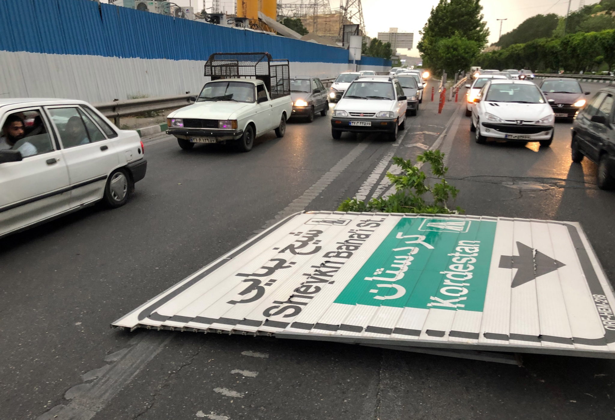 Iran: złamany znak drogowy na autostradzie zerwany przez burzę i porywisty wiatr, fot. ABEDIN TAHERKENAREH, PAP/EPA.