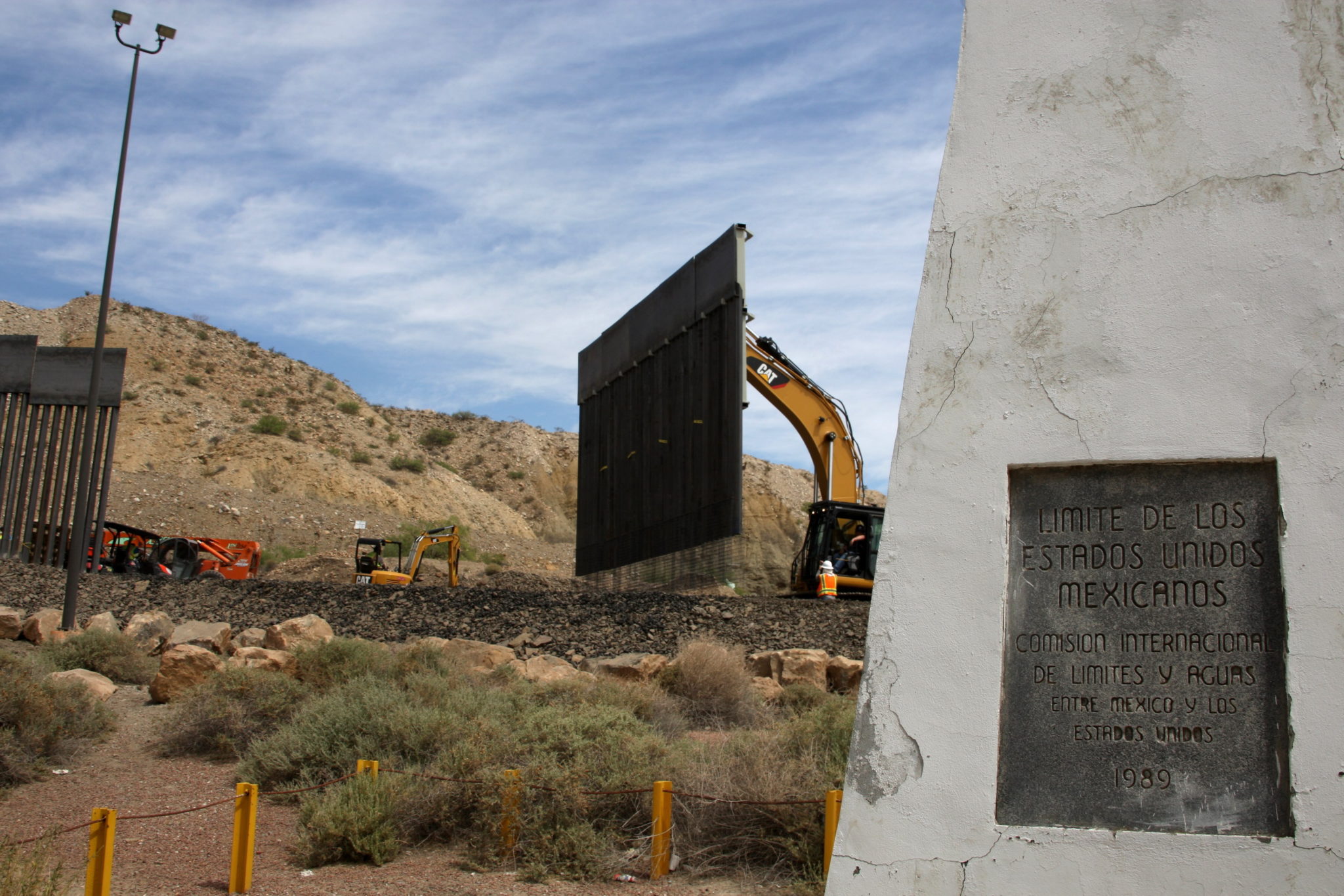 Fragmentu muru na granicy Meksyku i USA, która ma zapobiec nielegalnemu przekraczaniu granicy przez migrantów, projekt Donalda Trumpa, fot. David Peinado, PAP/EPA 