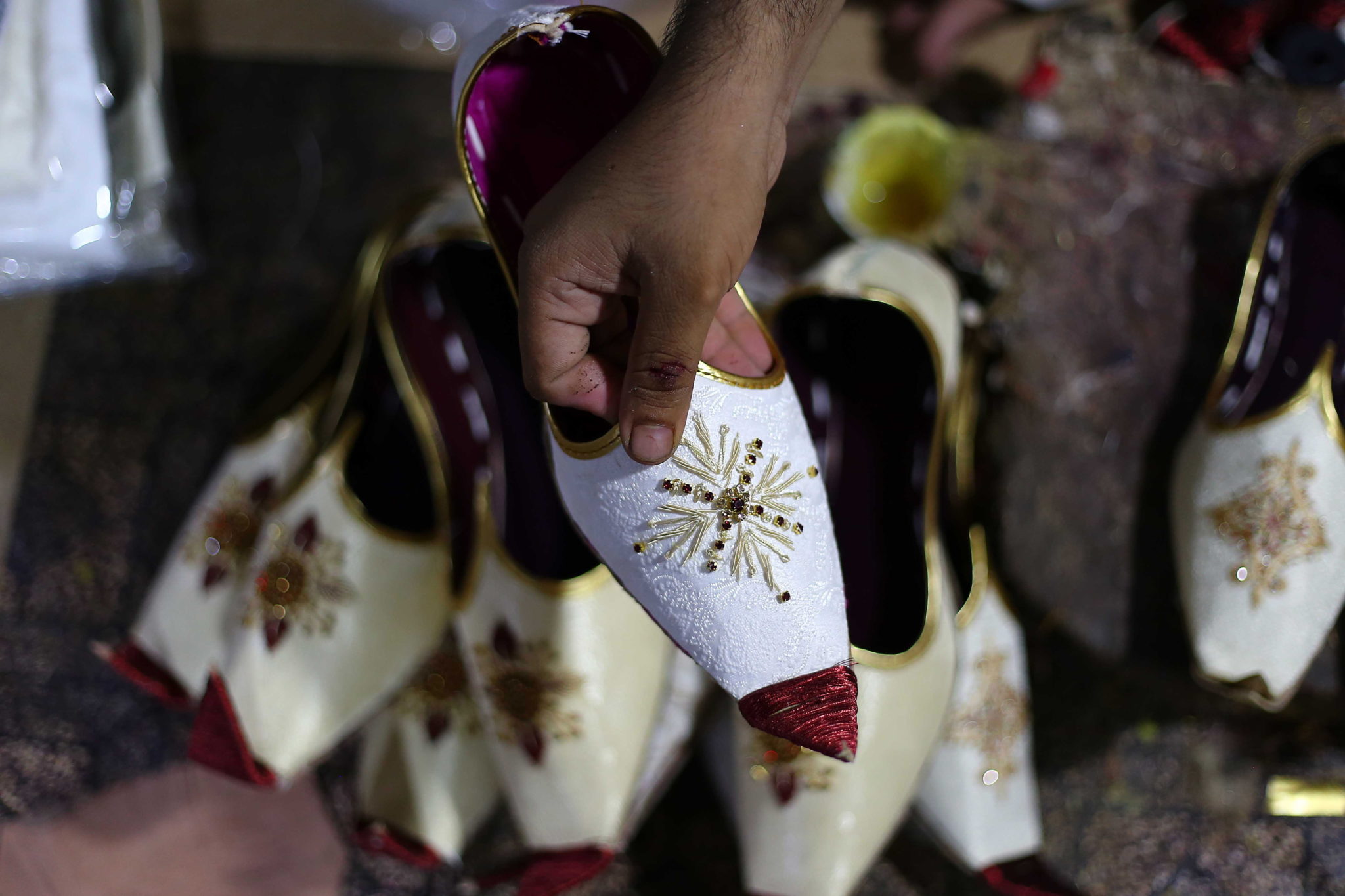 Pakistański szewc przygotowuje tradycyjne buty przed festiwalem Eid al-Fitr, kończącym święty miesiąc postu Ramadanu, w Karaczi, fot. SHAHZAIB AKBER, PAP EPA 