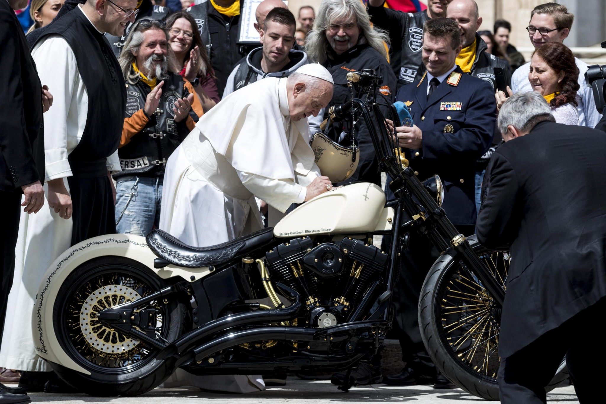 Papież razem z motocyklistami ze stowarzyszenia „Jesus bikers” przy motocyklu Harley-Davidson, fot. ANGELO CARCONI, PAP/EPA 
