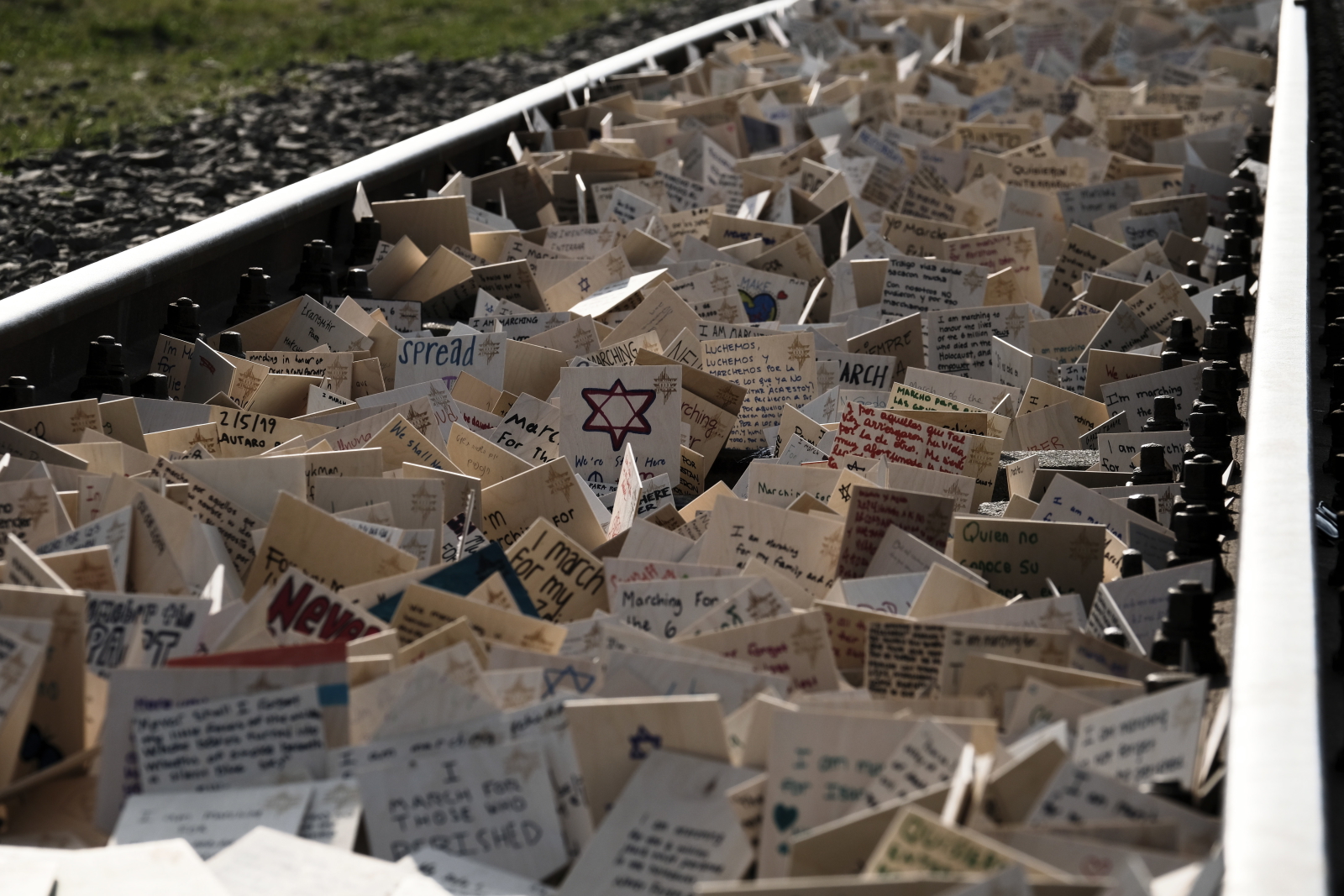 Uczestnicy 28. Marszu Żywych pozostawili kartki z nazwiskami ofiar i napisami 