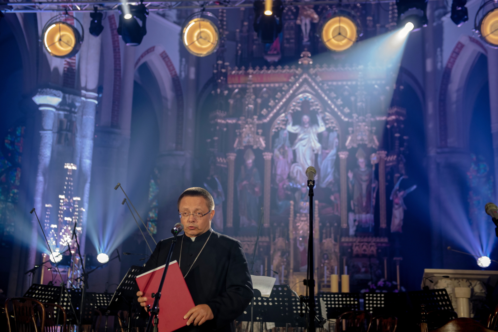 Metropolita łódzki abp Grzegorz Ryś podczas koncertu na rzecz odbudowy katedry Notre – Dame w Paryżu. Koncert - 