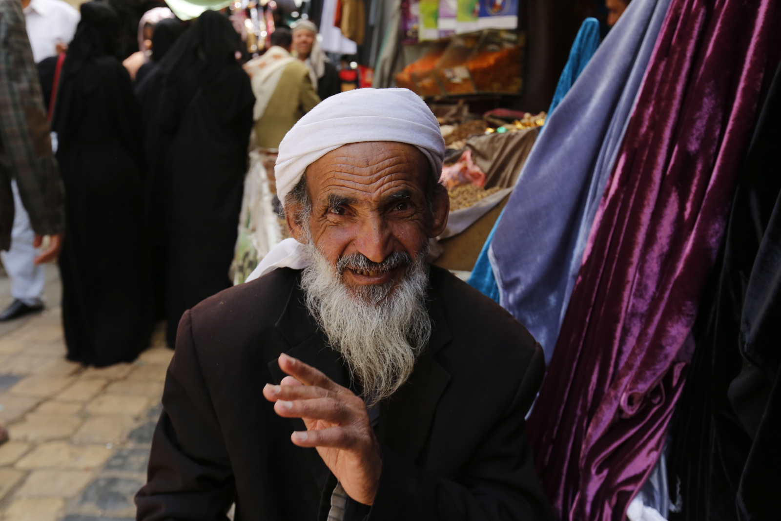 Mężczyzna na markecie w Sanie, Jemen. Fot. PAP/EPA/YAHYA ARHAB