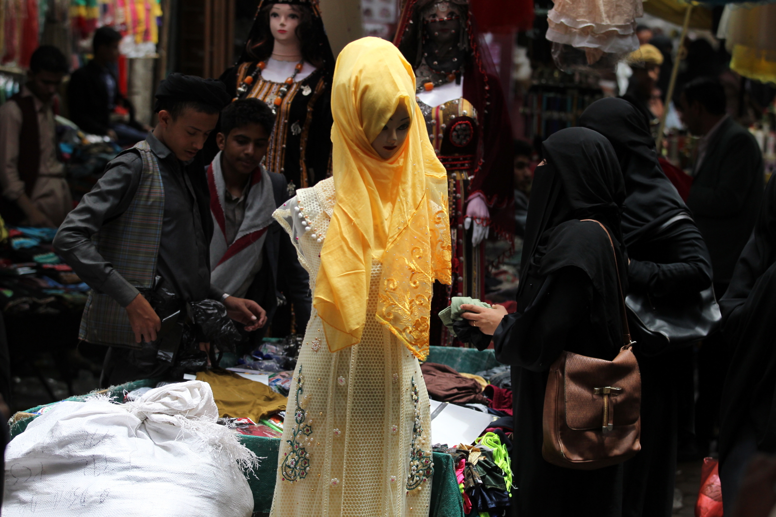 Jemeńskie kobiety na zakupach. Fot. PAP/EPA/YAHYA ARHAB