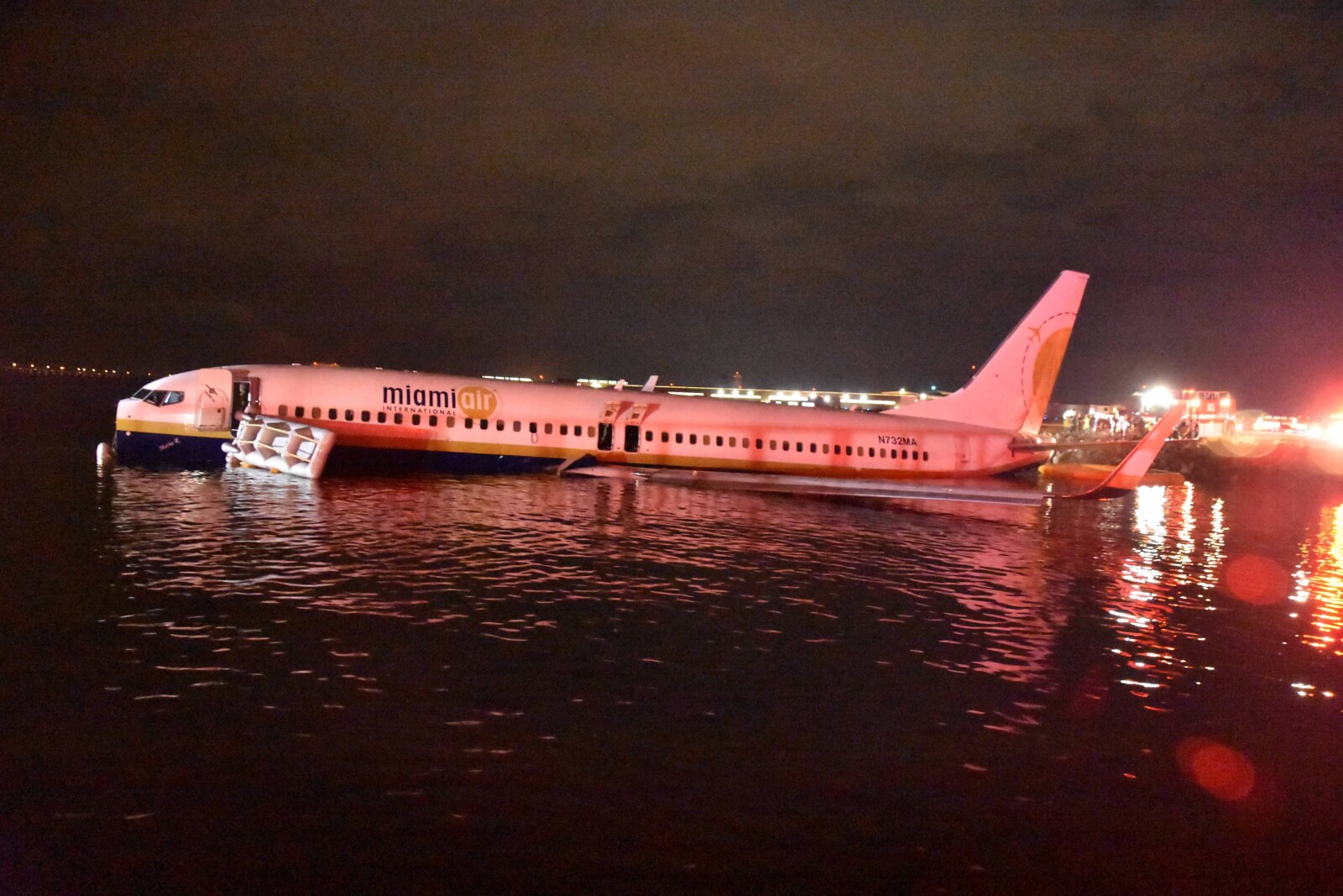 Wypadek samolotu w USA fot. EPA/MC3 Thomas A. Higgins

