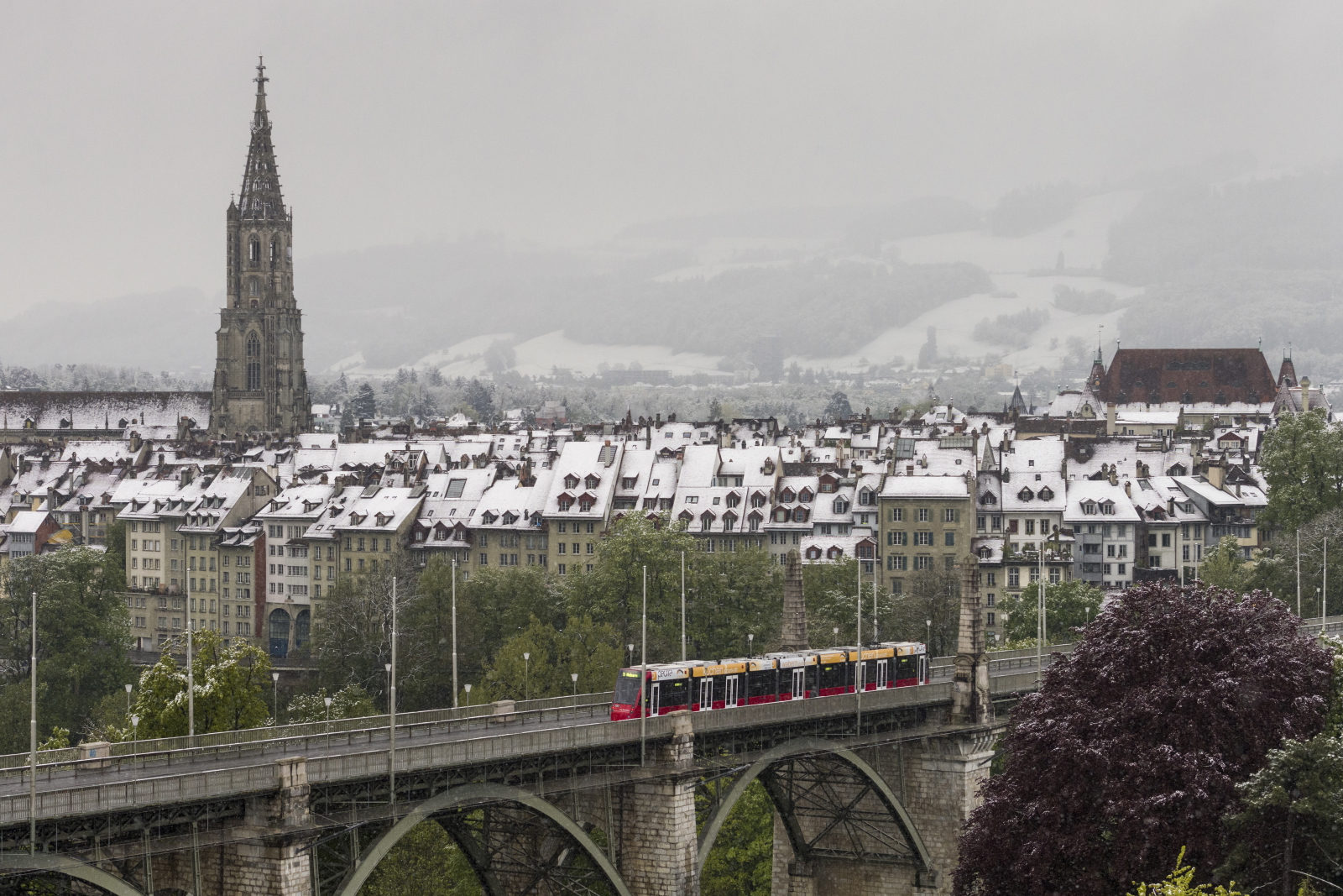 Majowa pogoda w szwajcarskim Bernie. Fot. 	PAP/EPA/ALESSANDRO DELLA VALLE