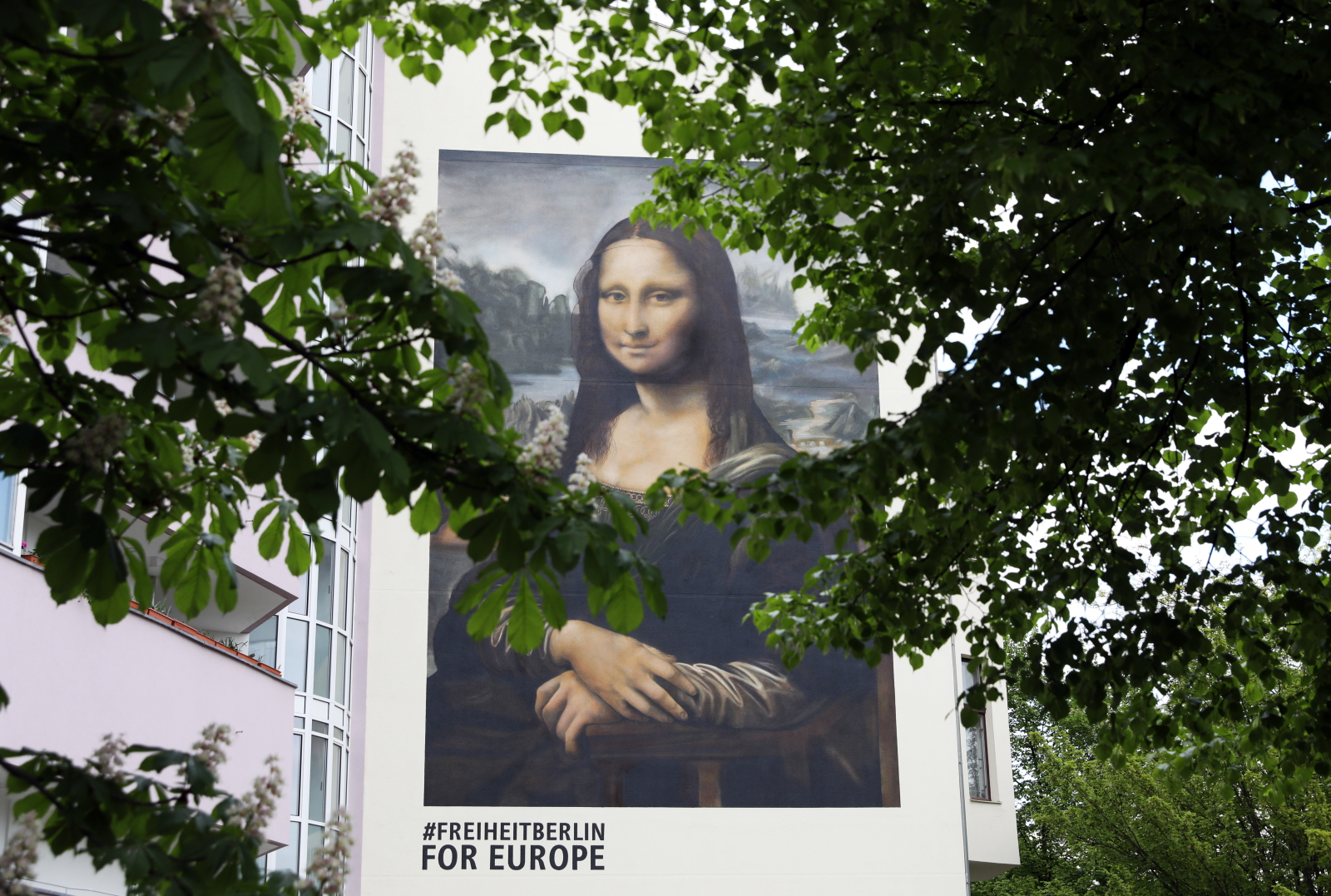Mural z Mona Lisą w Berlinie. Fot. PAP/EPA/FELIPE TRUEBA
