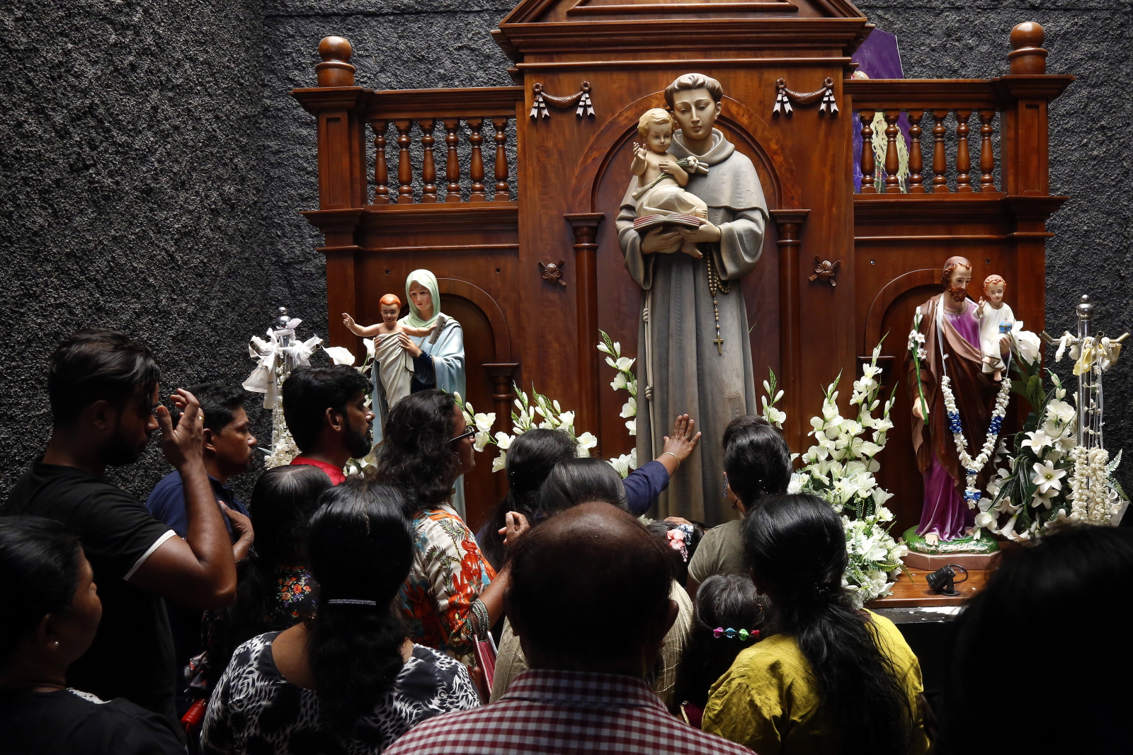 Sri Lanka. Katolicy mogli wejść do częściowo otwartego po zamachach kościoła św. Antoniego EPA/M.A.PUSHPA KUMARA 