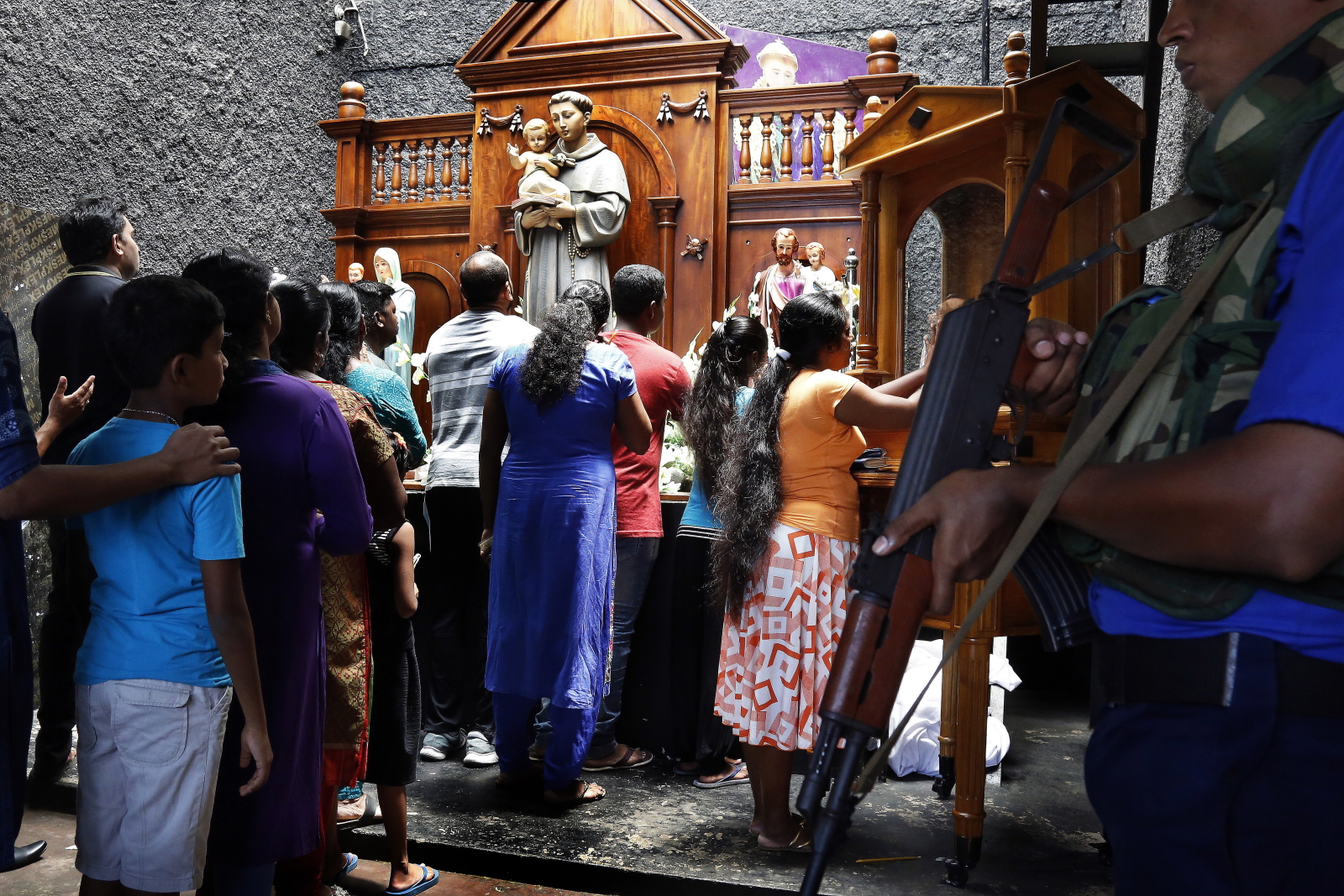 Sri Lanka. Katolicy modli wejść do częściowo otwartego po zamachach kościoła św. Antoniego EPA/M.A.PUSHPA KUMARA 