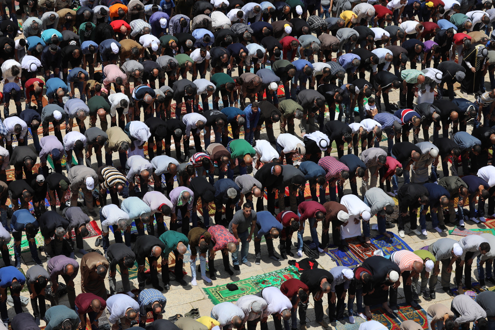 Palestyńscy muzułmanie modlą się przed meczetem Al-Aksa w Jerozolimie w trakcie Ramadanu. Fot. EPA/ALAA BADARNEH