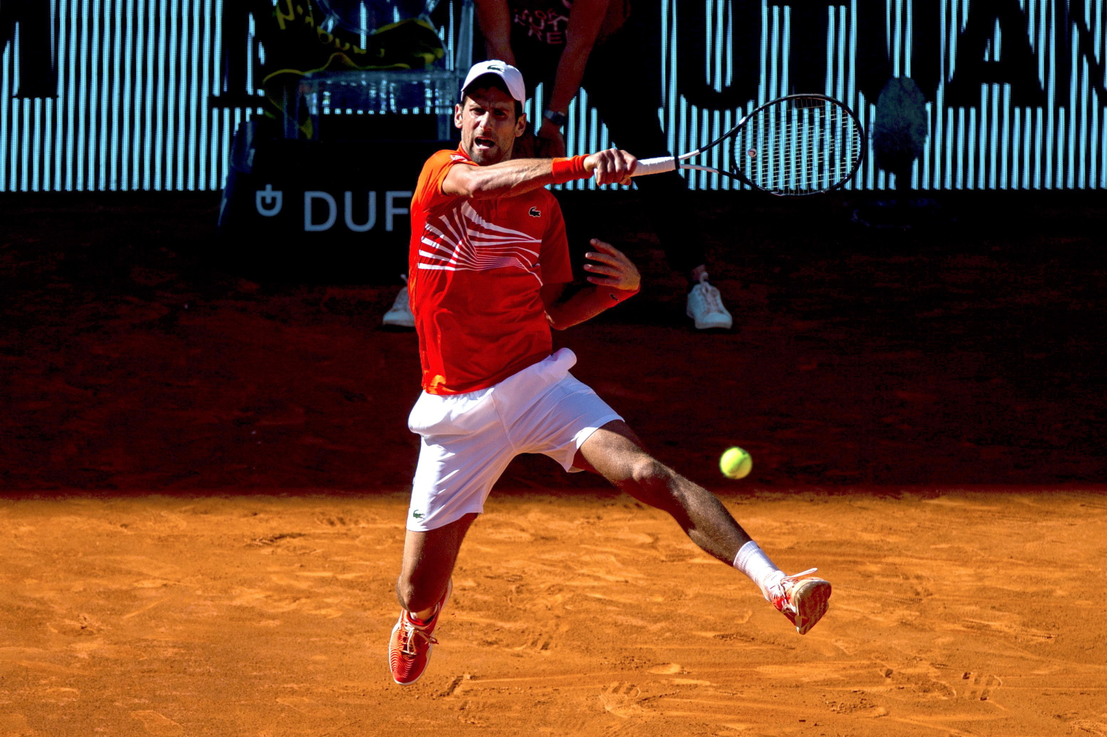 Novak Djokovic podczas zawodów tenisowych w Madrycie. Fot.  	PAP/EPA/Rodrigo Jimenez