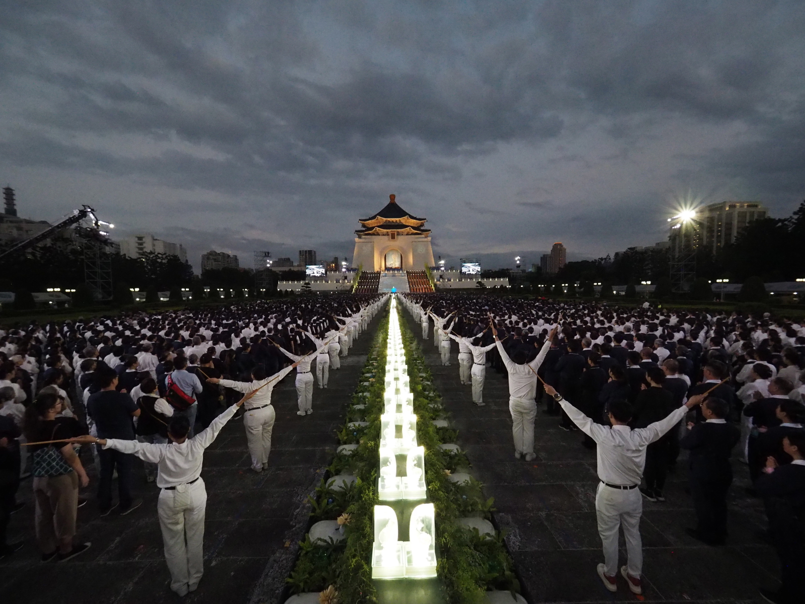 Członkowie Buddyjskiej Fundacji Tzu Chi obchodzą urodziny Buddy na Placu Wolności w Tajpej, Tajwan, EPA/DAVID CHANG 