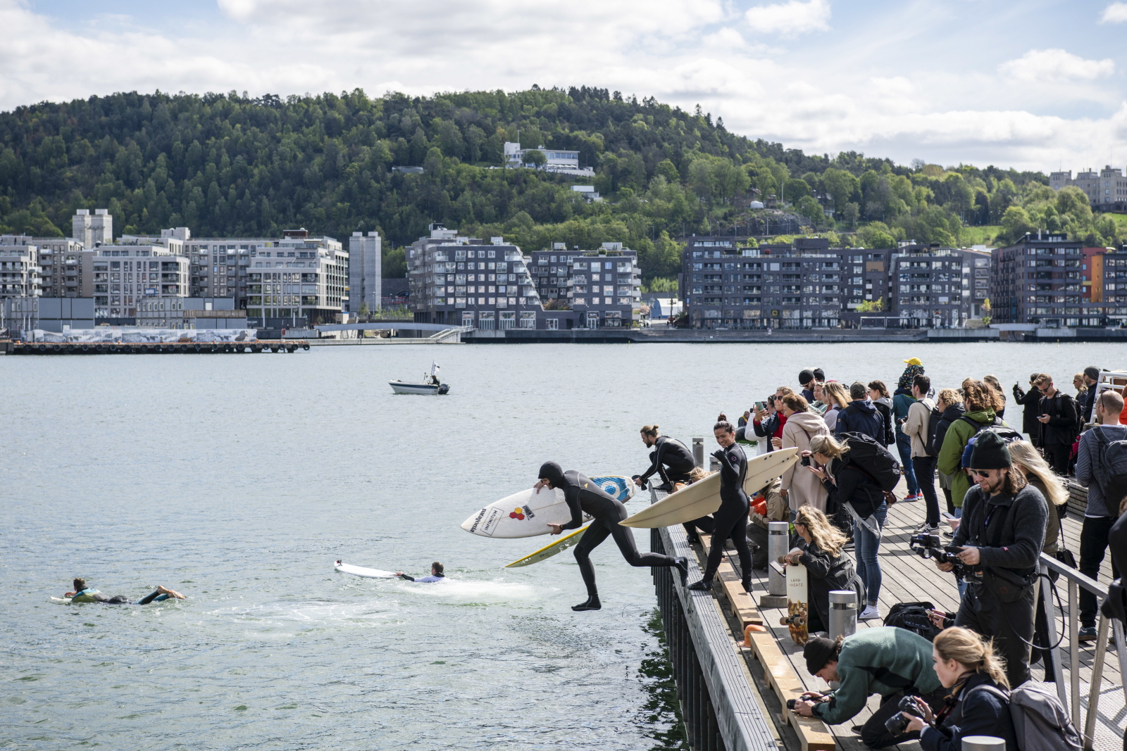 Publiczny pokaz surfingu odbył się dzisiaj przed operą w Oslo, EPA/OLA VATN