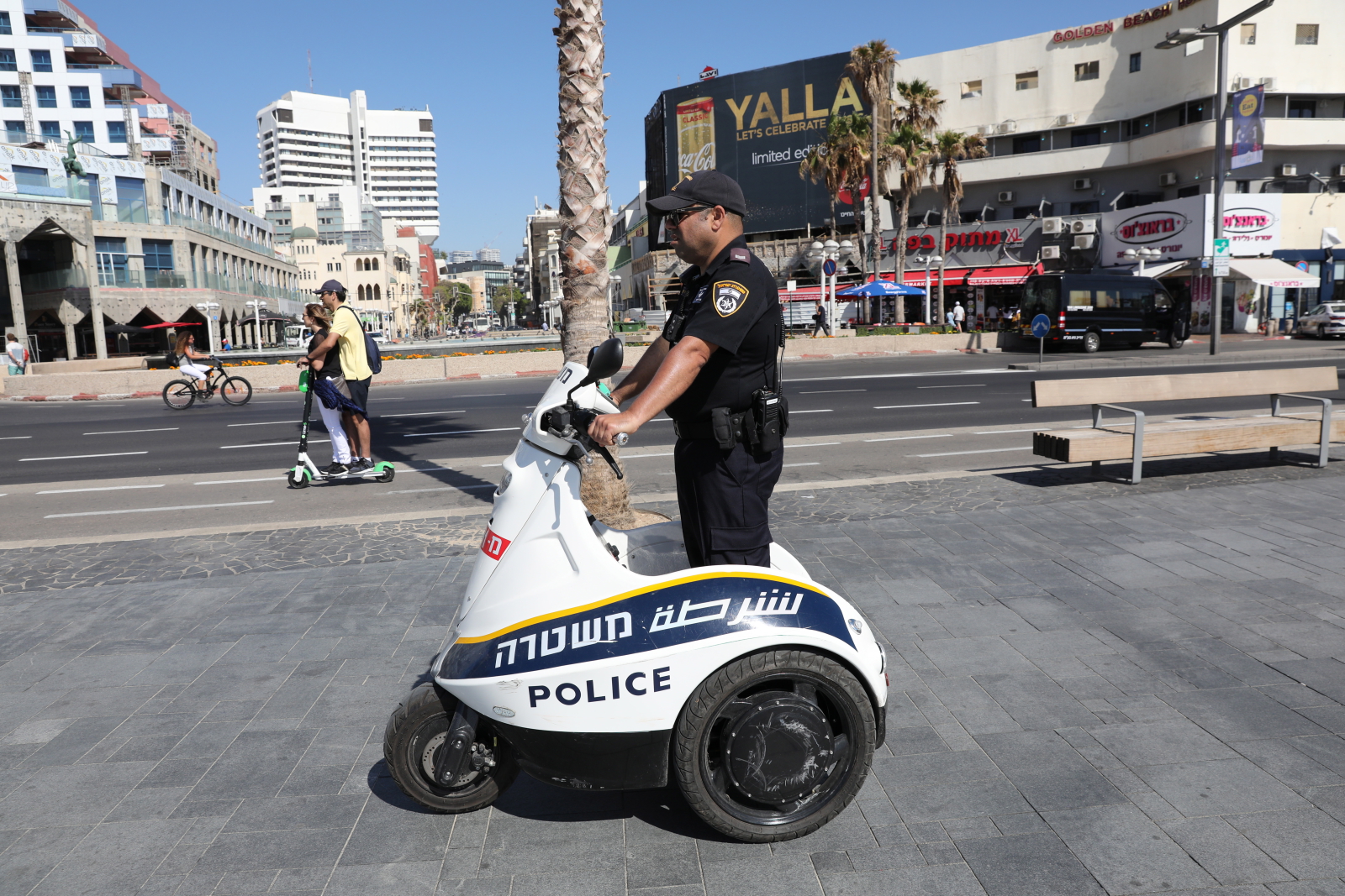 Izraelski policjant patroluje plaże w Tel-Awiwie. Z okazji Konkursu Piosenki Eurowizji, tłumy turystów odwiedzają teraz to miejsce, EPA / ABIR SULTAN